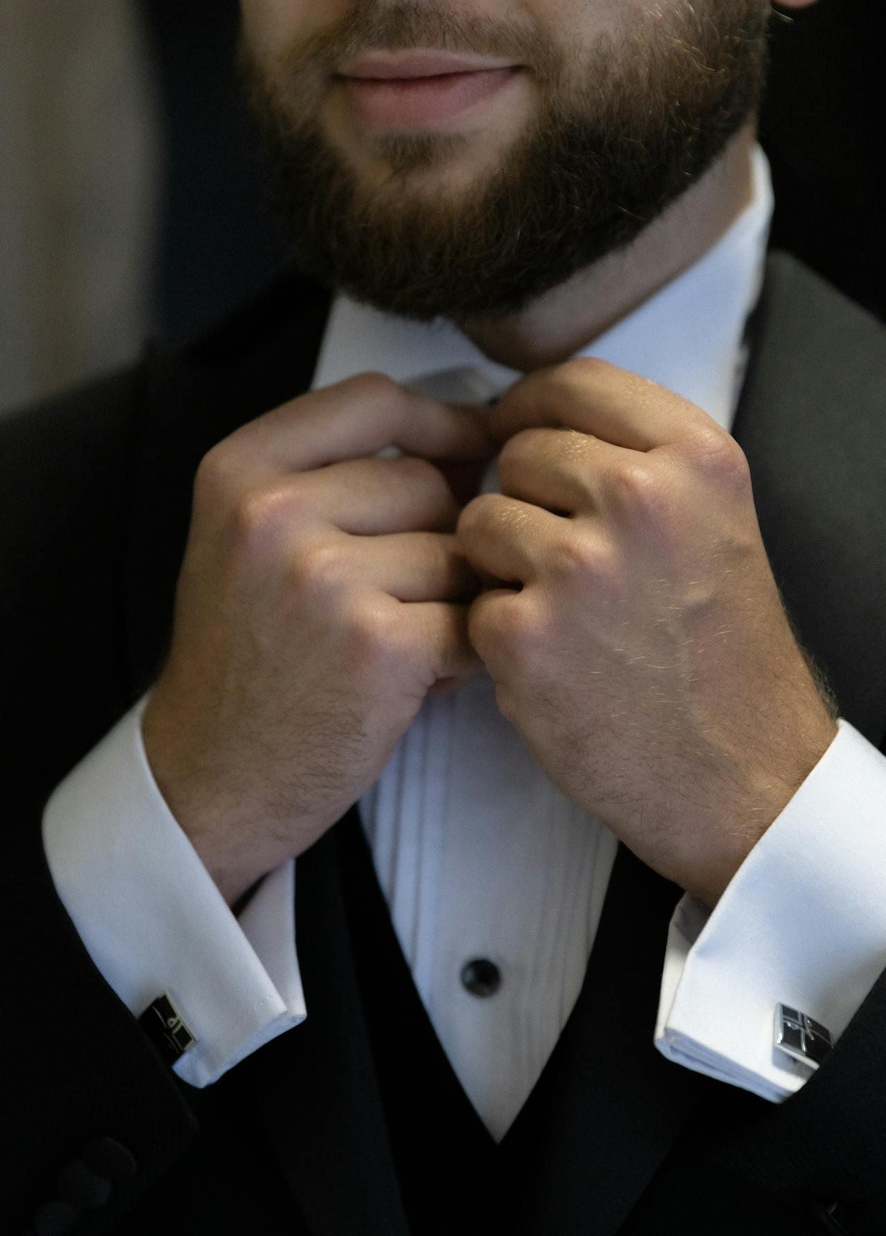 Un homme qui ajuste sa cravate | Source : Pexels