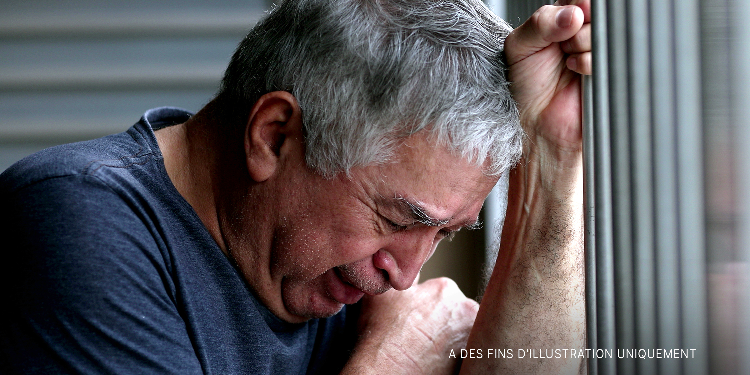 Un homme qui pleure│Source : Shutterstock