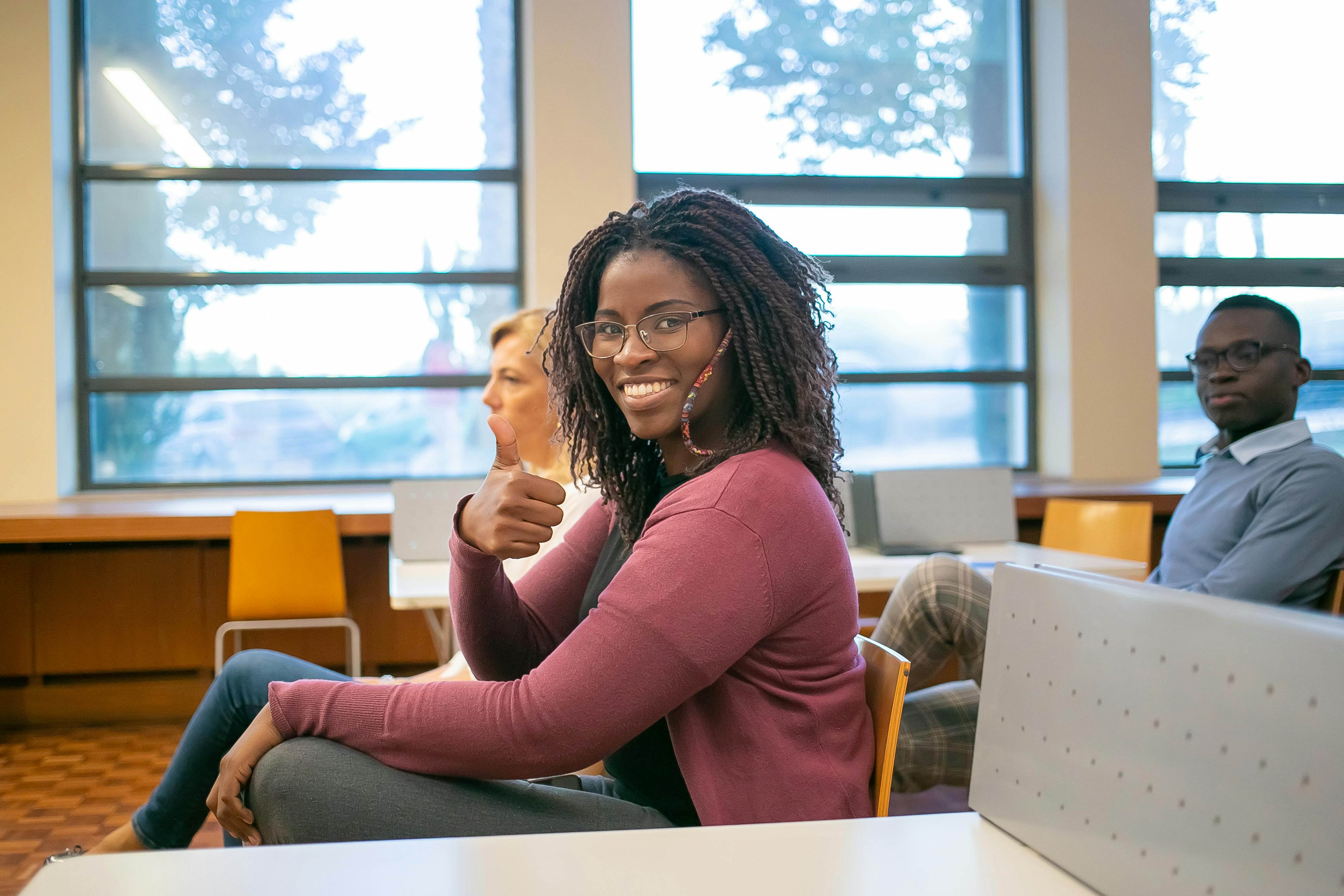 Élève souriant dans une salle de classe | Source : Pexels