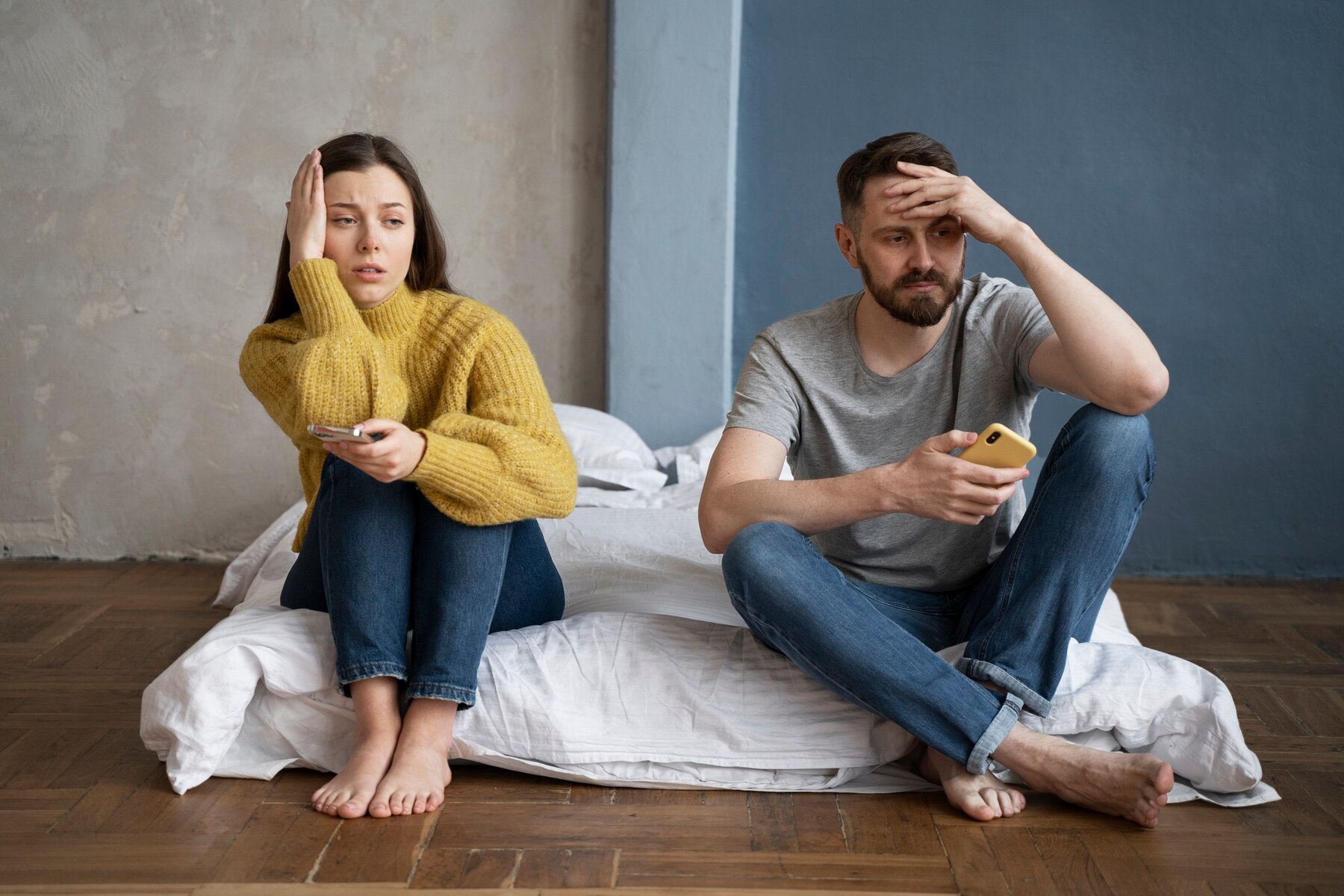 Un couple triste dans sa chambre à coucher vide | Source : Freepik