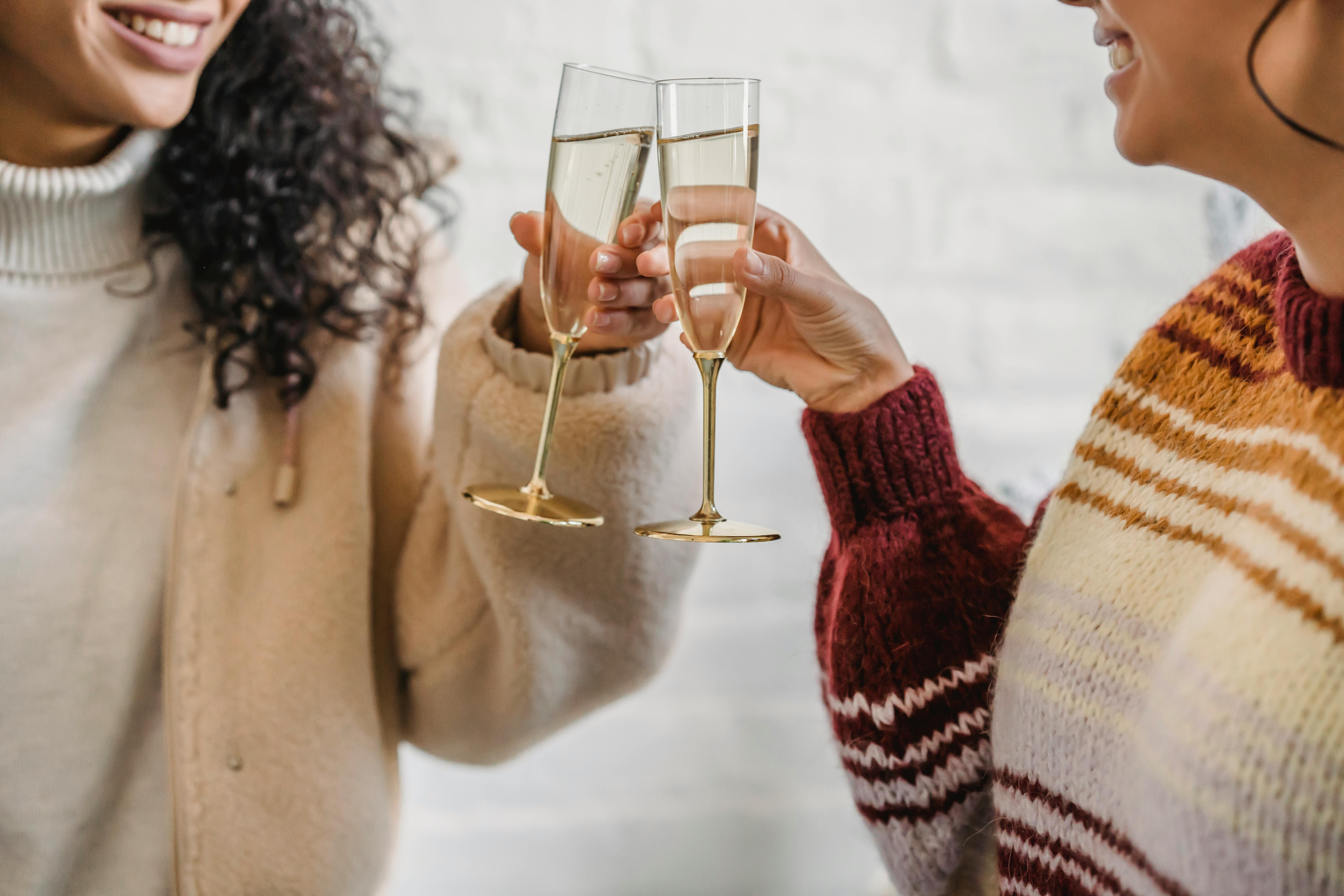 Deux femmes tenant des verres | Source : Pexels