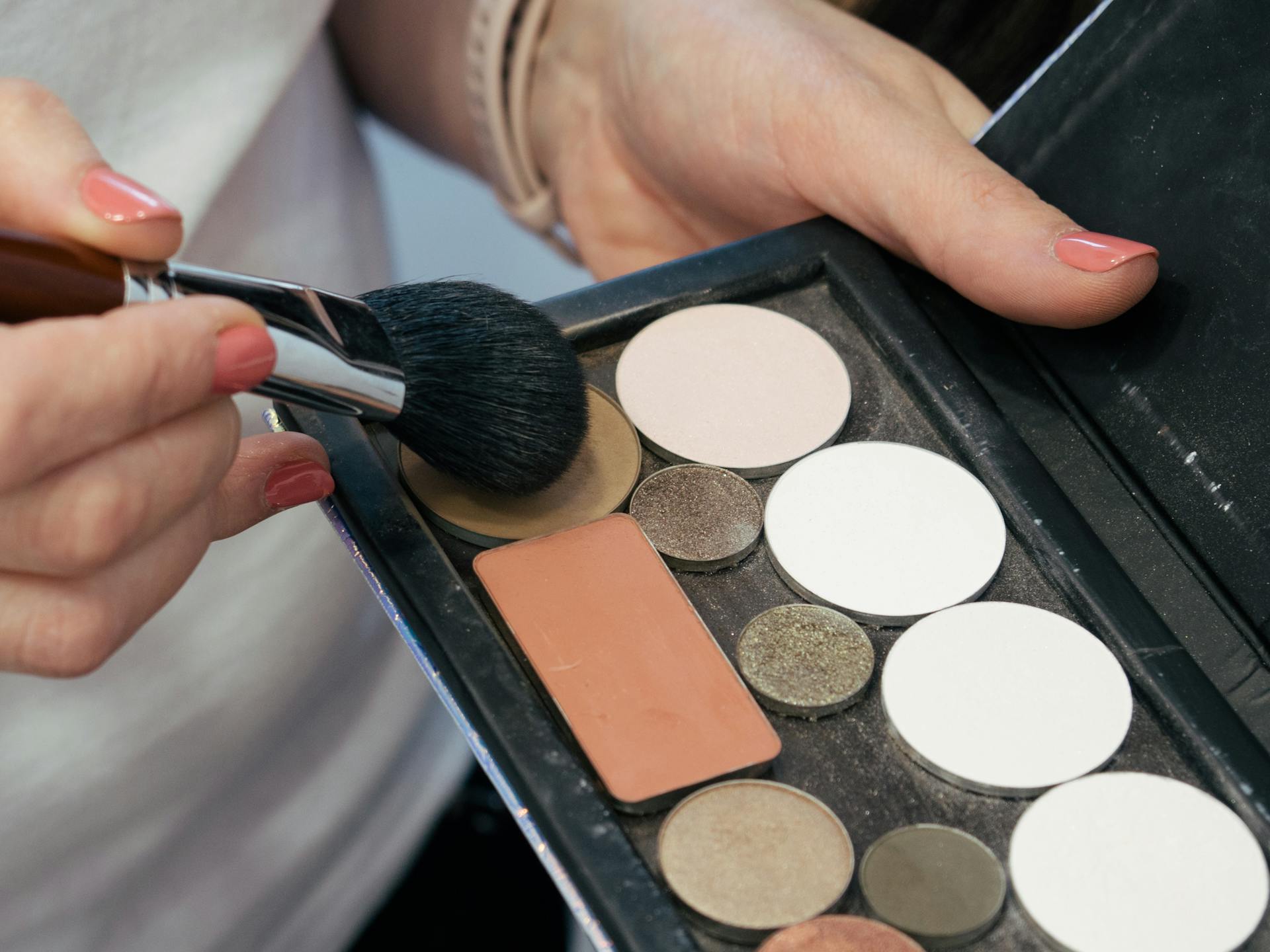 Une femme tenant une palette de maquillage | Source : Pexels