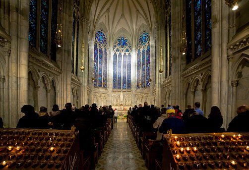 Des personnes dans une église | photo : Getty Images