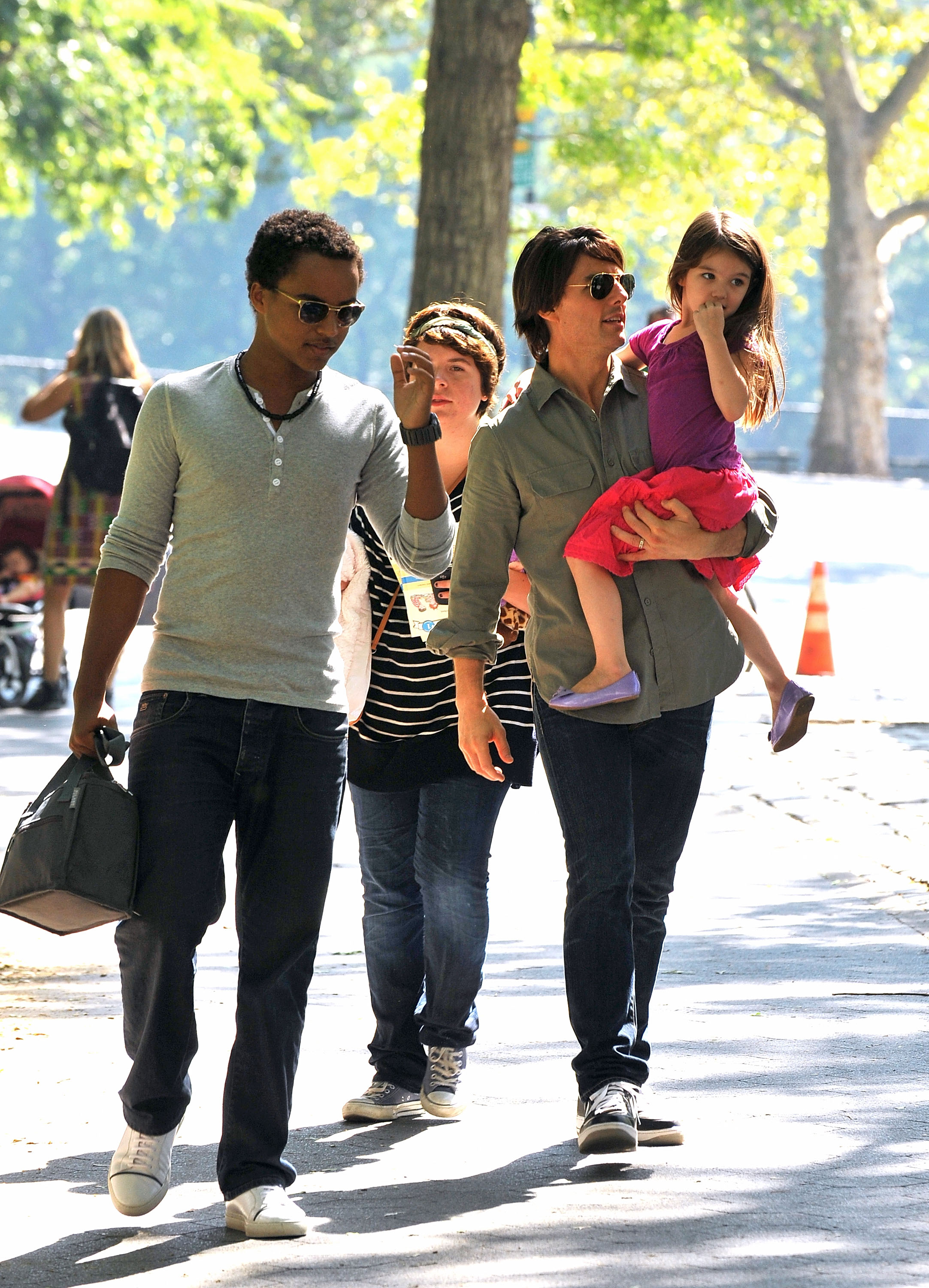 Tom Cruise avec ses enfants Connor, Isabella et Suri à l'aire de jeux de Central Park West le 7 septembre 2010 à New York | Source : Getty Images