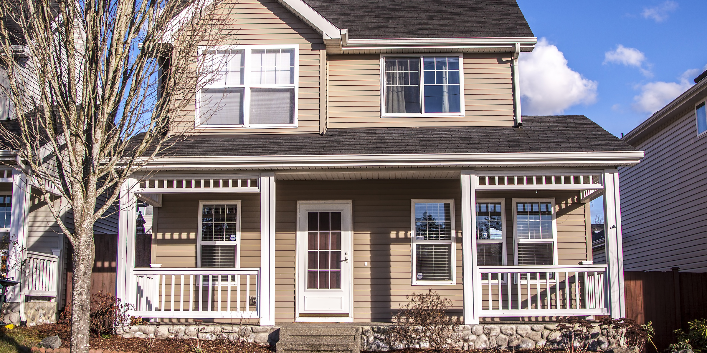 Une maison simple dans un quartier tranquille | Source : Shutterstock