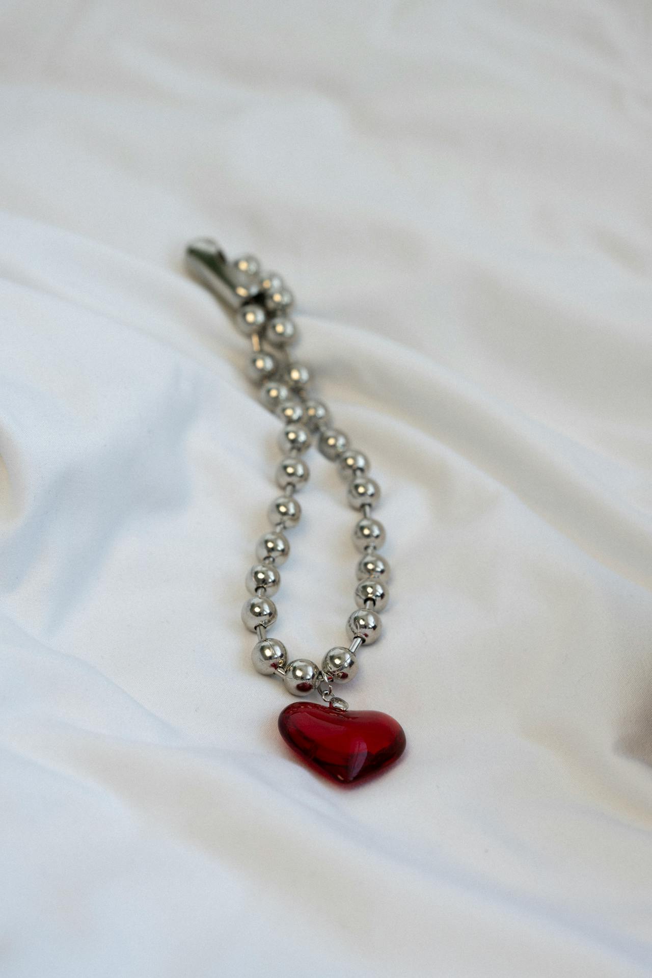Gros plan sur un bracelet en argent | Source : Pexels