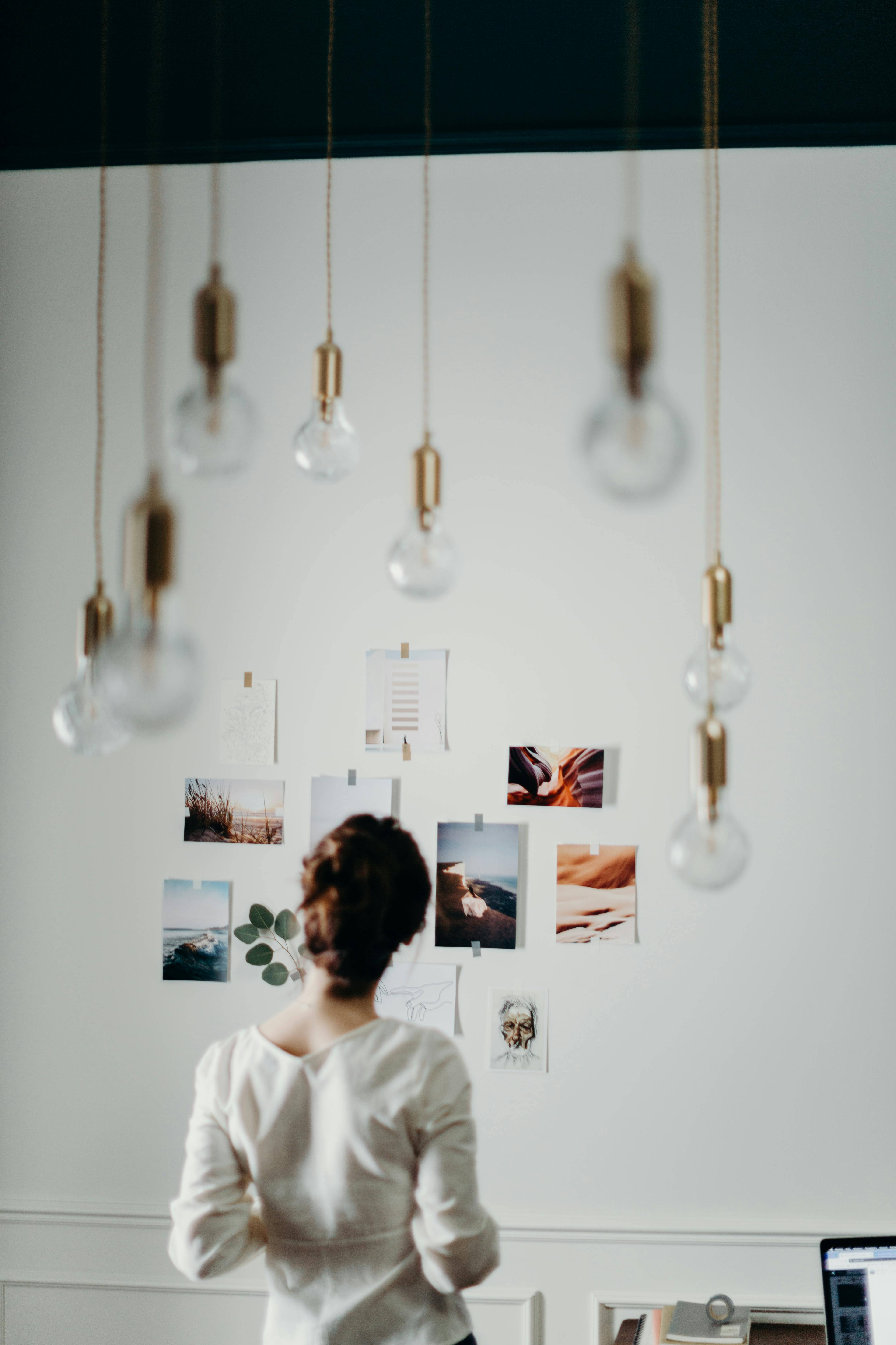 Vue arrière d'une femme regardant des photos | Source : Pexels