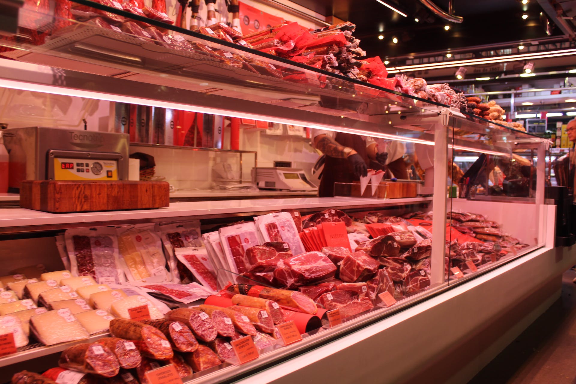 Boucherie avec différentes viandes | Source : Pexels