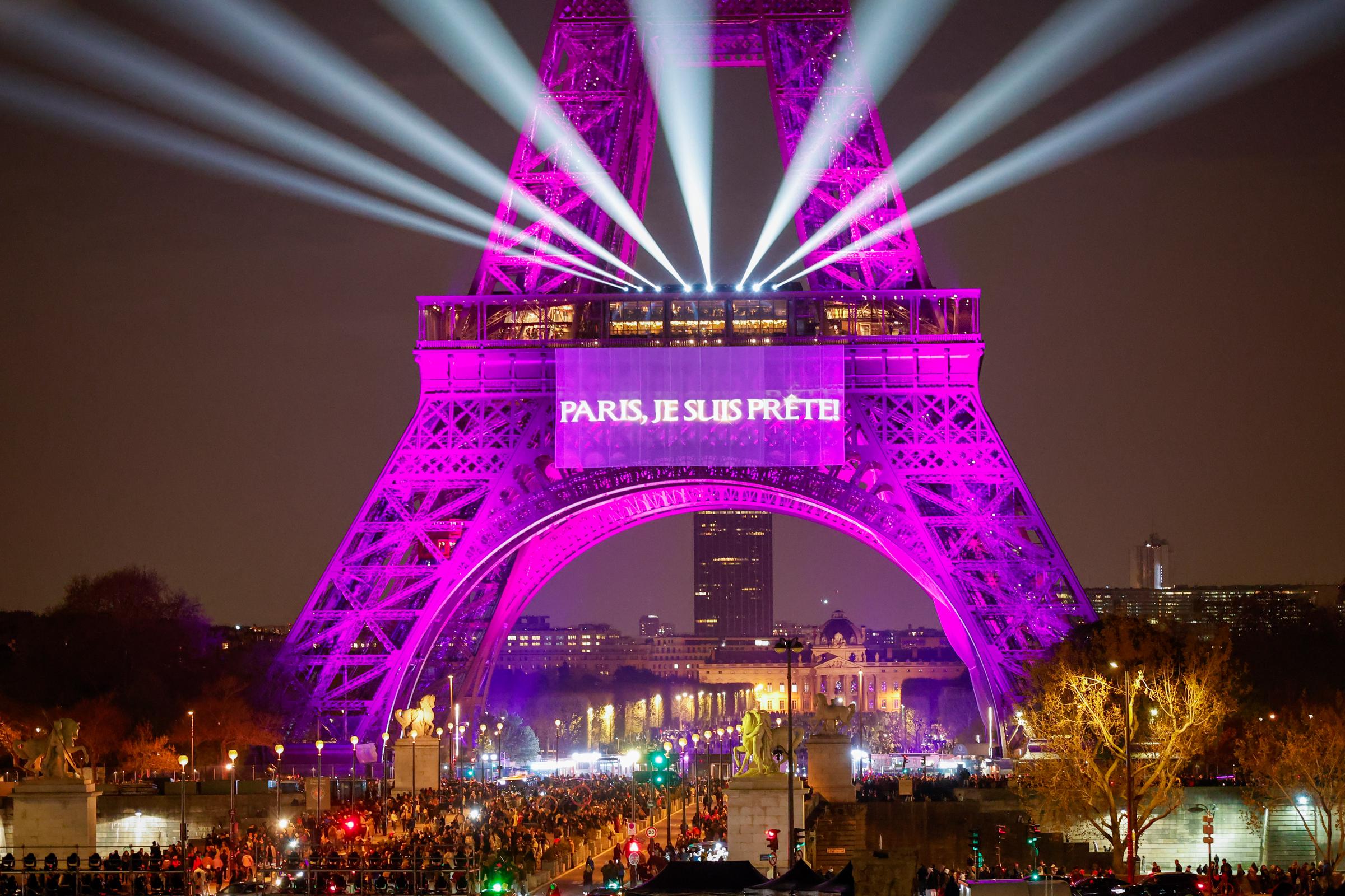 La Tour Eiffel est illuminée en l'honneur de Céline Dion le 30 mars 2026 à Paris, en France. Céline Dion devrait donner plusieurs concerts de retour à la La Défense Arena de Live Nation à Paris cet automne. Elle donnera deux concerts par semaine en septembre et octobre dans cette salle de 40 000 places qui a déjà accueilli les Rolling Stones, Taylor Swift et Kendrick Lamar I Source : Getty Images