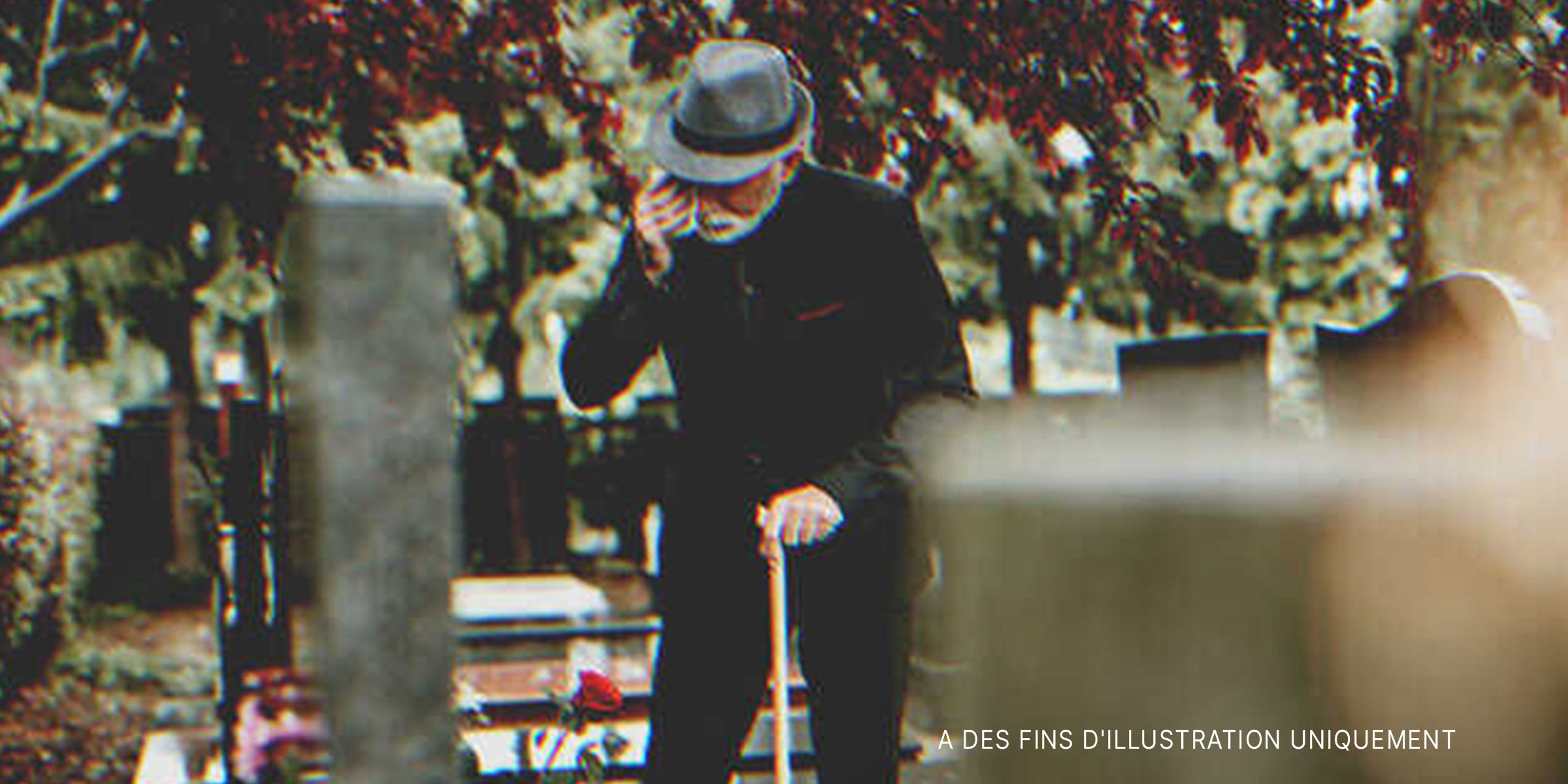 Un homme âgé pleurant sur une tombe | Source : Shutterstock