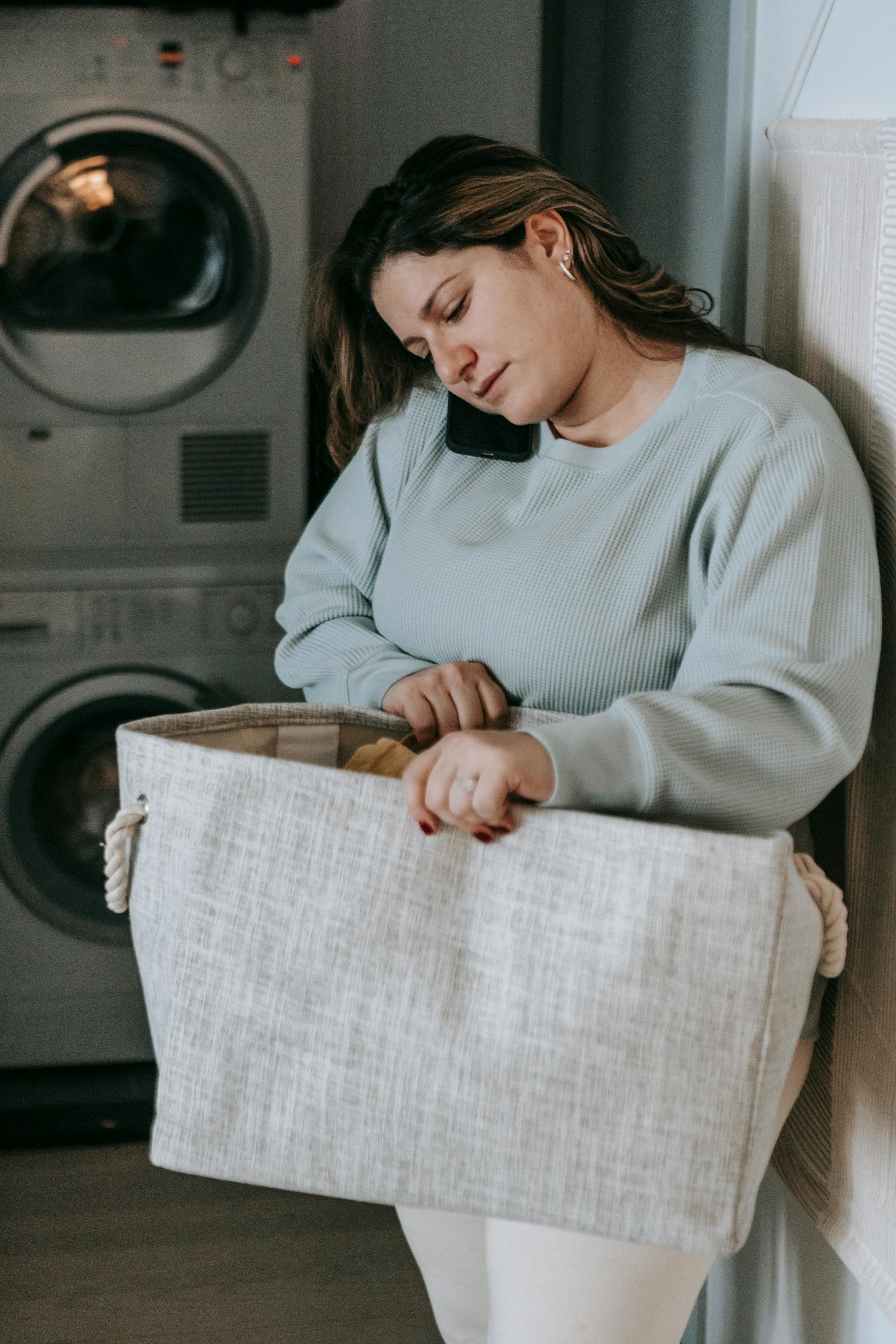Une femme tenant un panier à linge | Source : Pexels