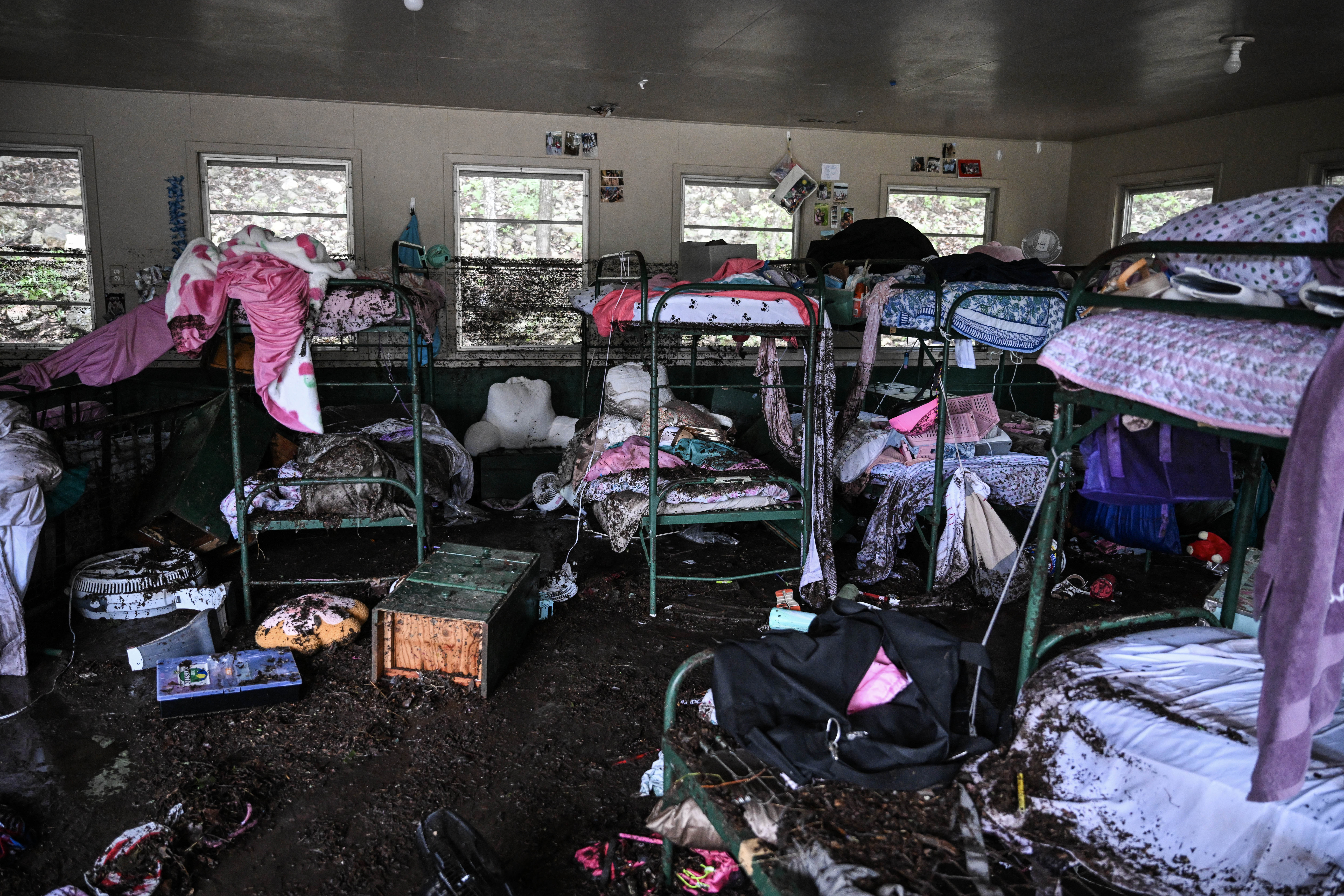 Vue de l'intérieur d'une cabane à Camp Mystic, le site où au moins 20 filles ont disparu après des inondations soudaines à Hunt, Texas, le 5 juillet 2025. | Source : Getty Images