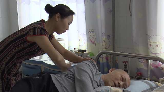 Zhang Guihuan en train de prendre soin de son mari. | Photo : capture/vidéo