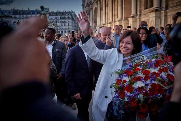 La maire de Paris, Anne Hidalgo, salue ses partisans devant l'Hôtel de Ville après avoir déclaré sa victoire dans sa candidature à la réélection au poste de maire de Paris le 28 juin 2020. |Photo : Getty Images.