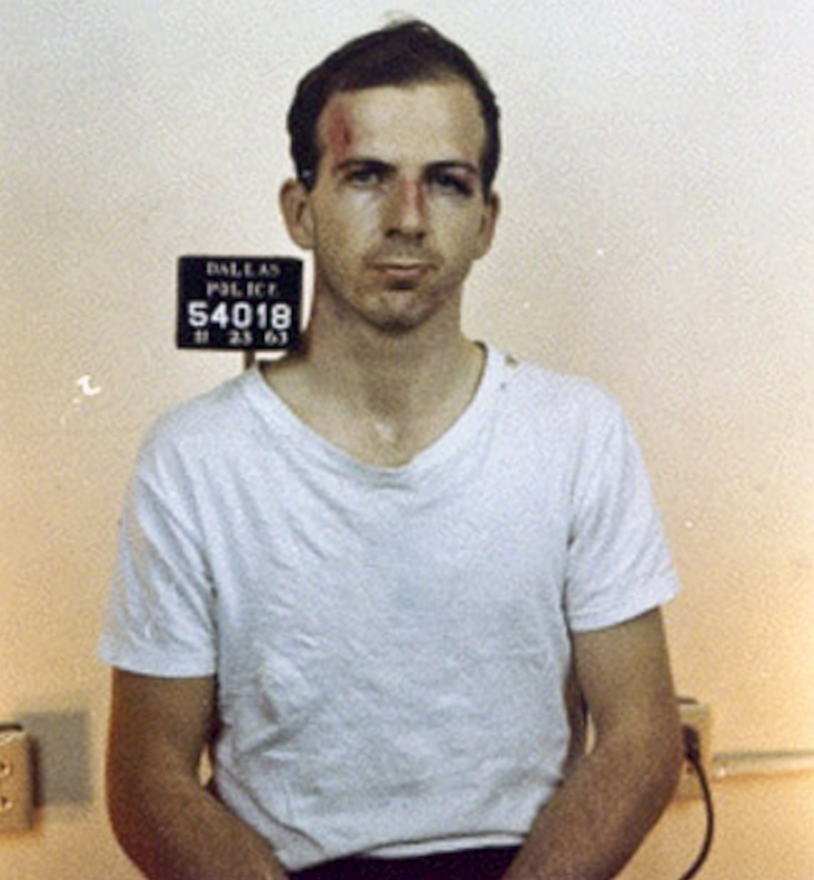 La photo d'identité judiciaire de Lee Harvey Oswald prise le 23 novembre 1963, après l'assassinat de l'ancien président John F. Kennedy à Dallas, au Texas. | Source : Getty Images