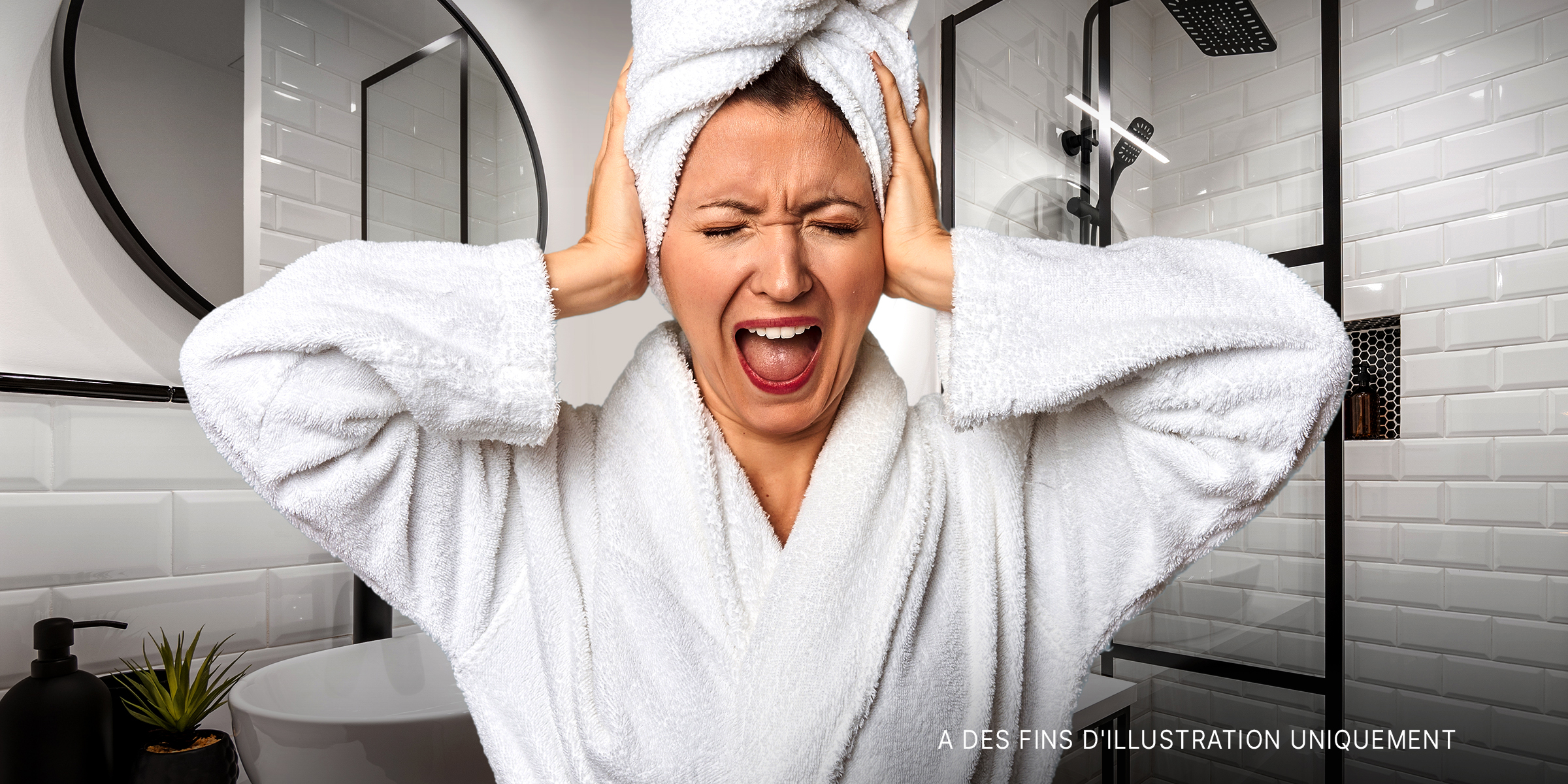 Une femme frustrée sous la douche | Source : Shutterstock