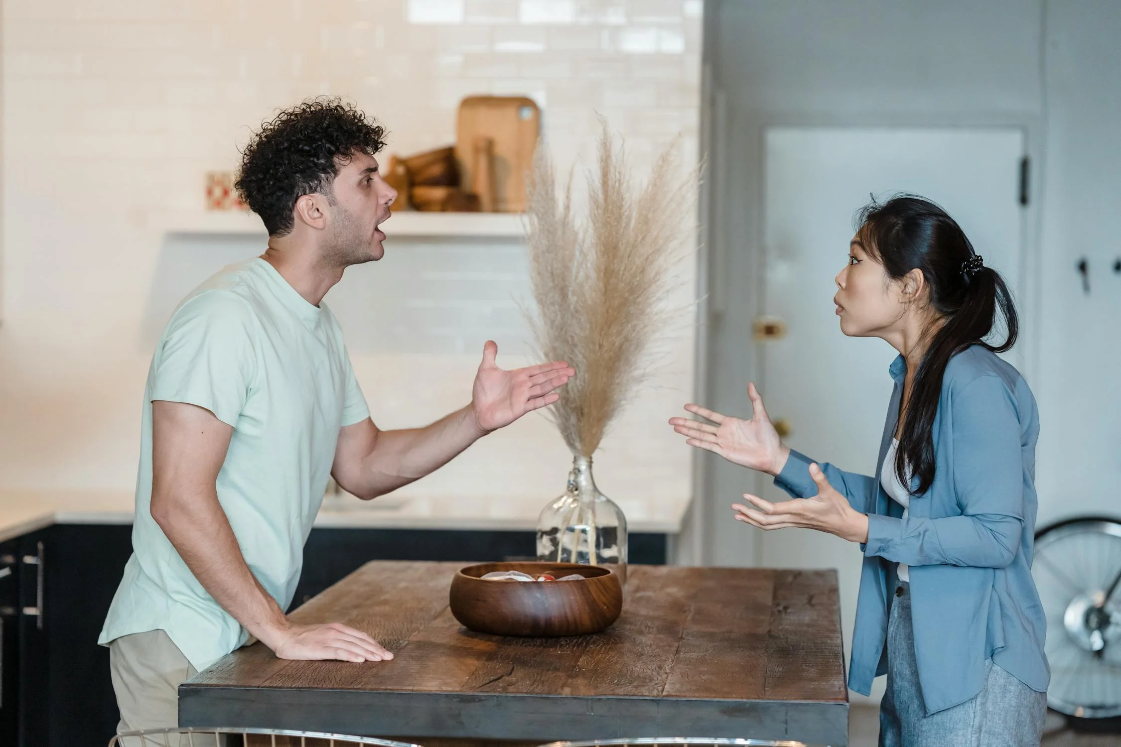 A couple arguing in their kitchen | Source: Pexels