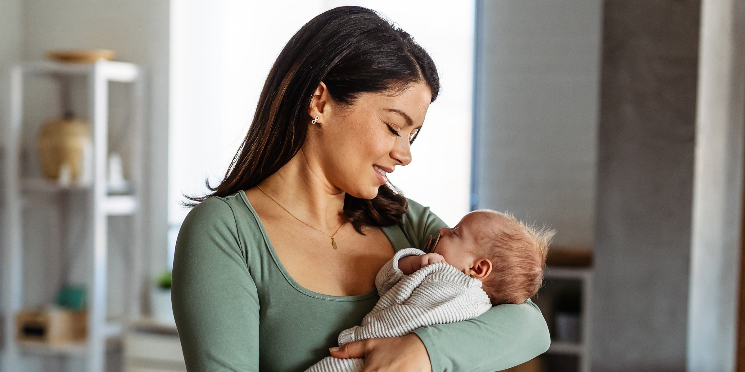 Une femme avec un bébé | Source : Shutterstock