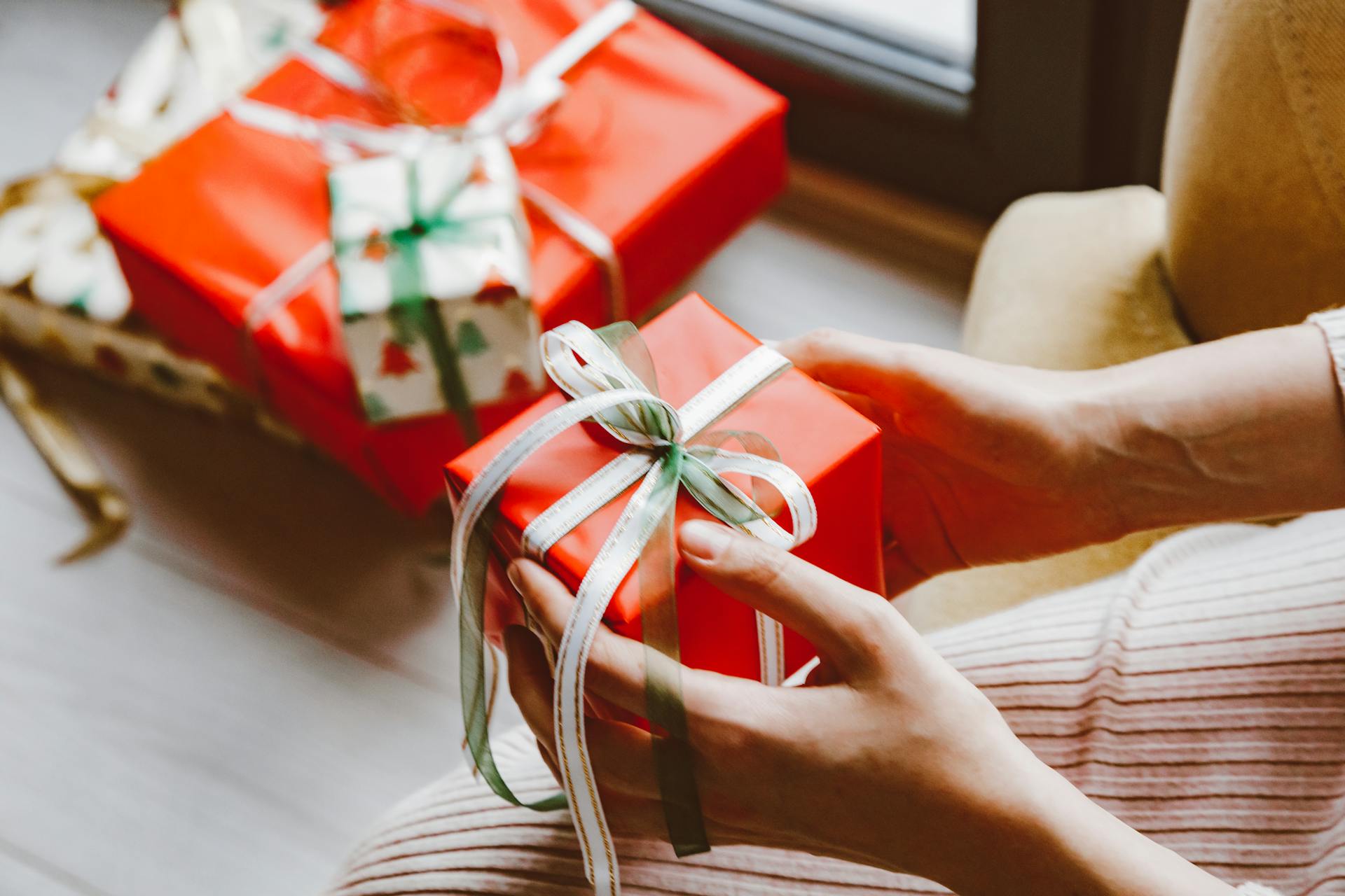 Une femme ouvrant un cadeau de Noël | Source : Pexels