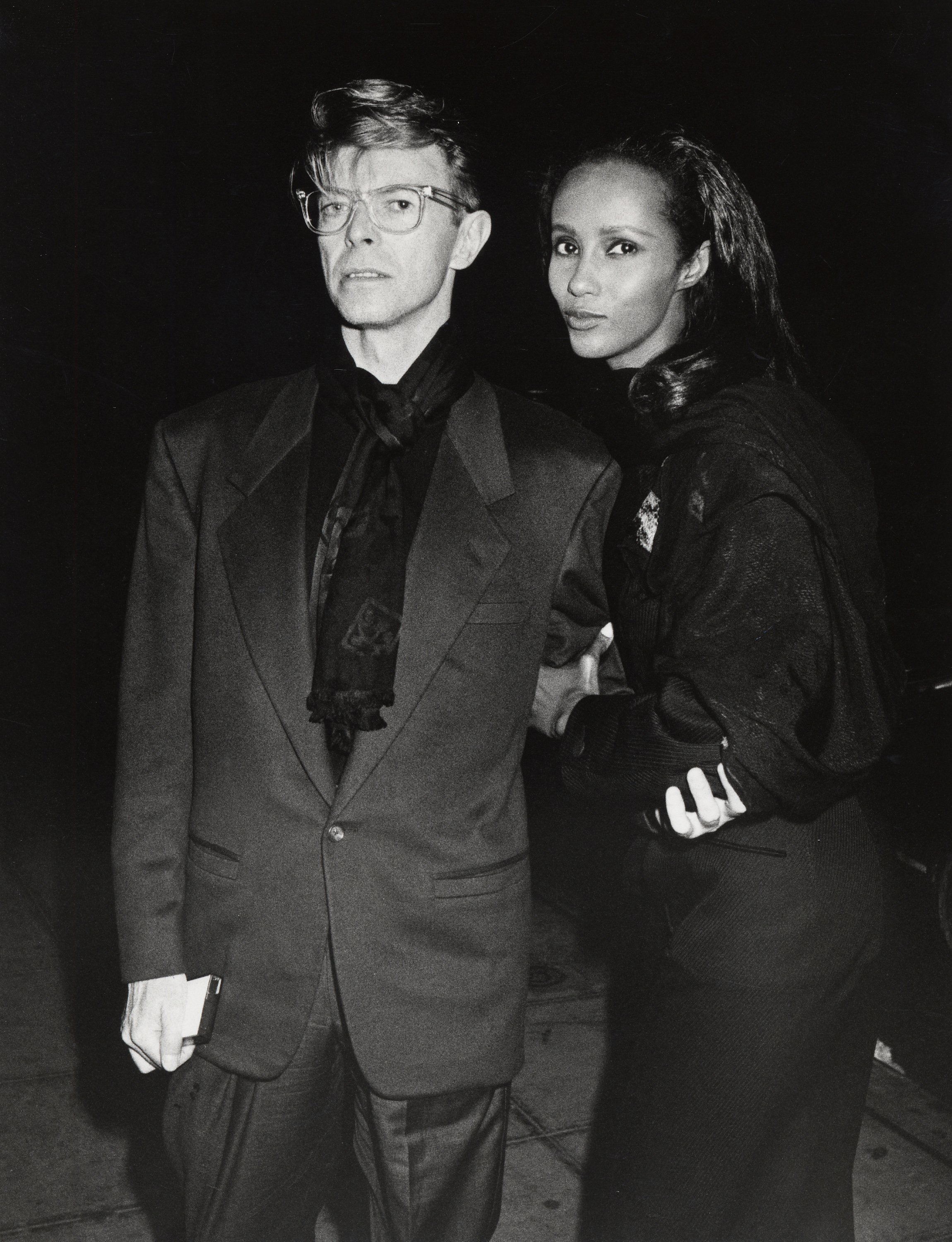 David Bowie et sa femme Iman lors de l'événement Eduard Nakhamkin Fine Arts Gallery Benefiting The American Cancer Society le 27 novembre 1990 | Source : Getty Images