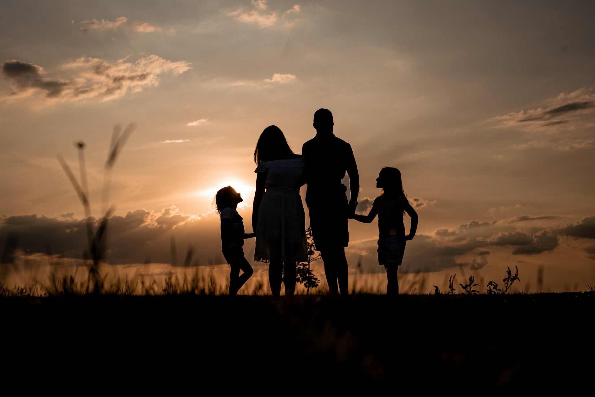Silhouette d'un couple avec ses enfants | Source : Unsplash