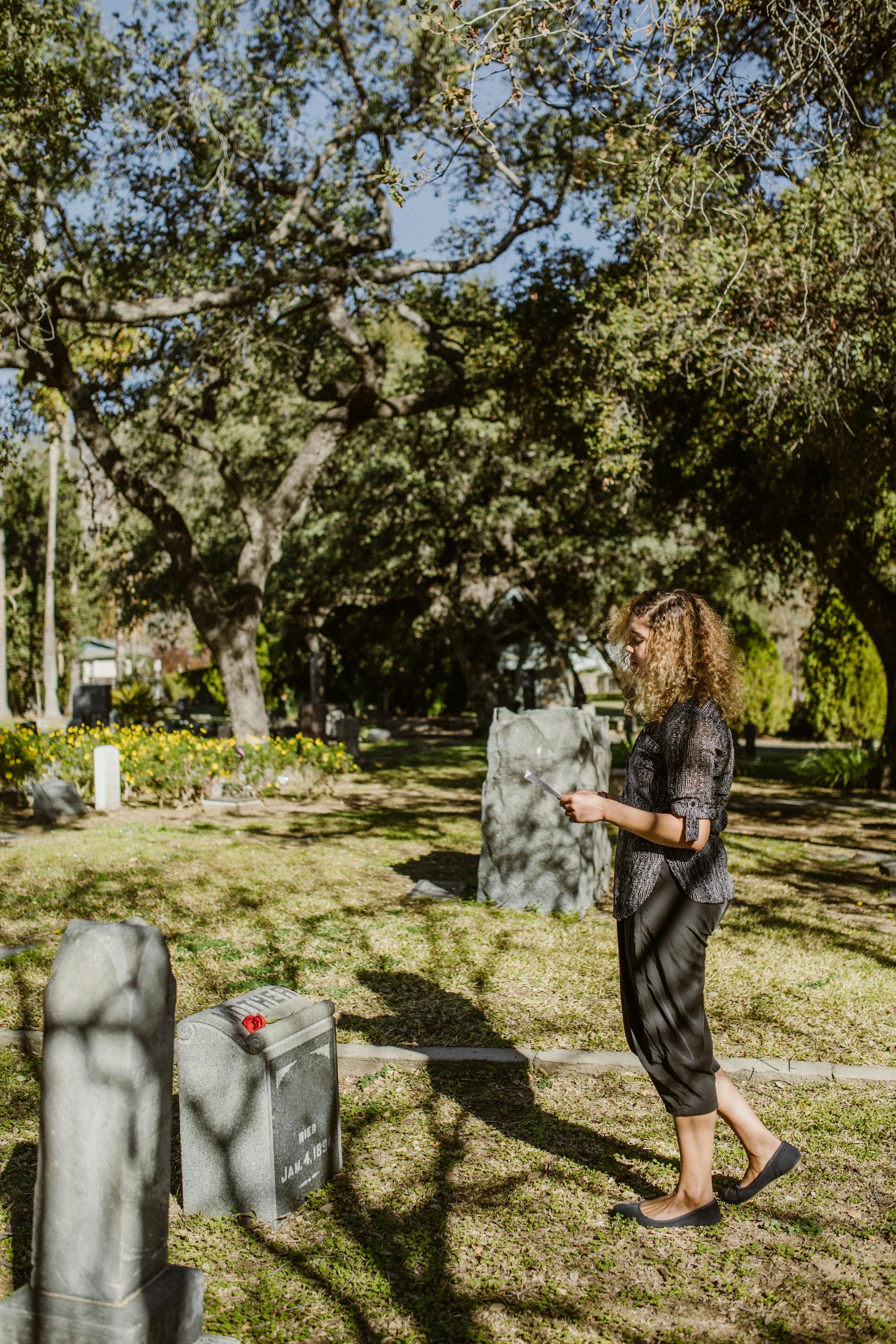 Une femme dans un cimetière | Source : Pexels