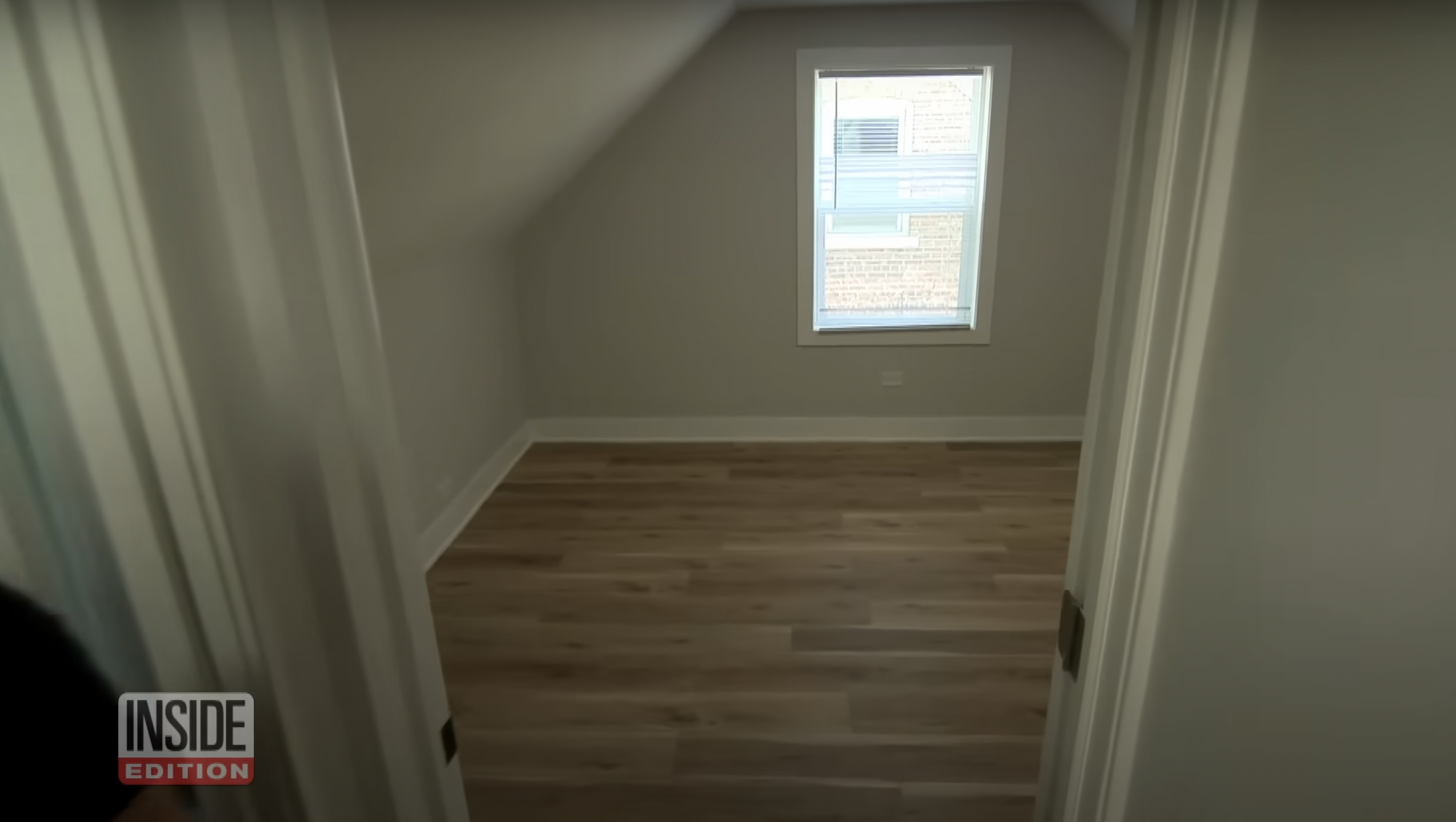 Une autre chambre à l'intérieur de la maison d'enfance du pape Léon XIV, tirée d'une vidéo datée du 10 mai 2025. | Source : Inside Edition
