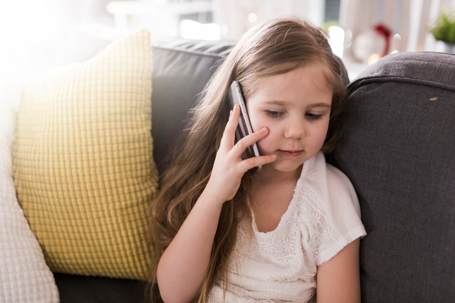Une petite fille triste qui parle au téléphone | Source : Freepik