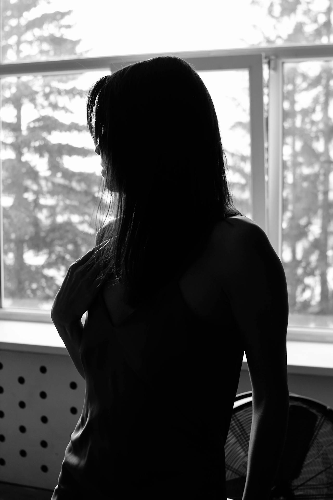 Une femme debout dans une pièce | Source : Pexels