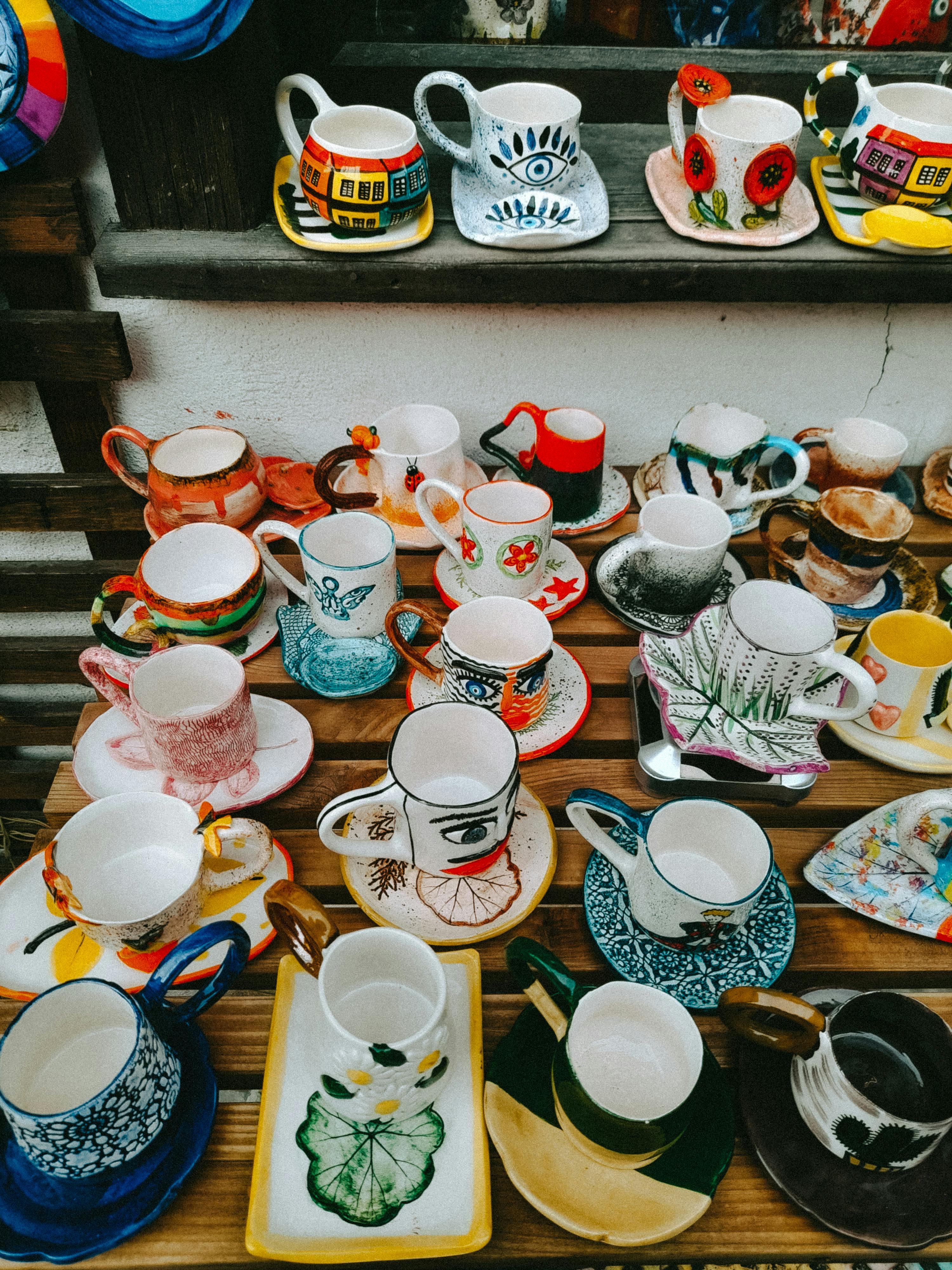 Tasses multicolores exposées | Source : Pexels