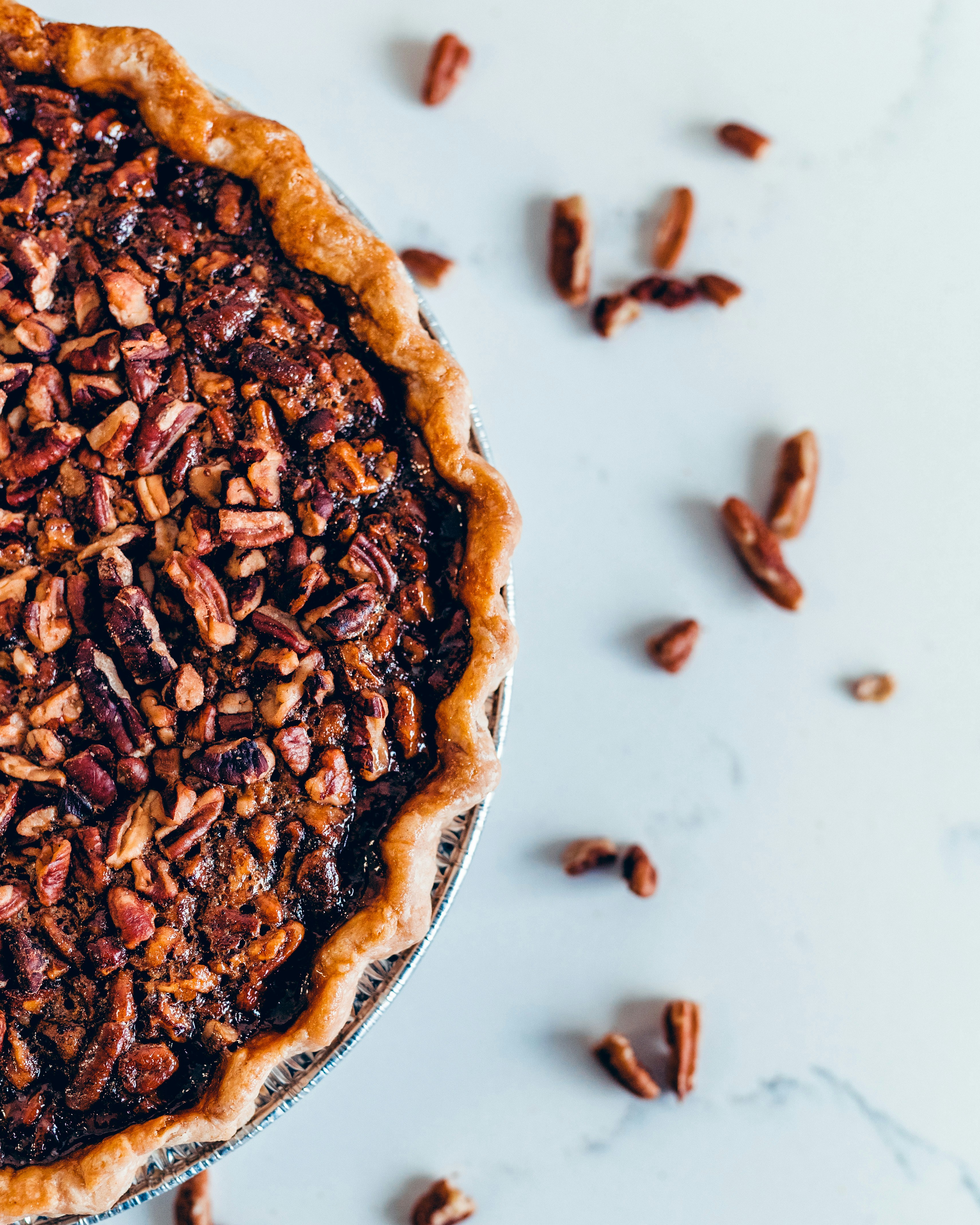 Une tarte aux noix de pécan sur une table | Source : Unsplash