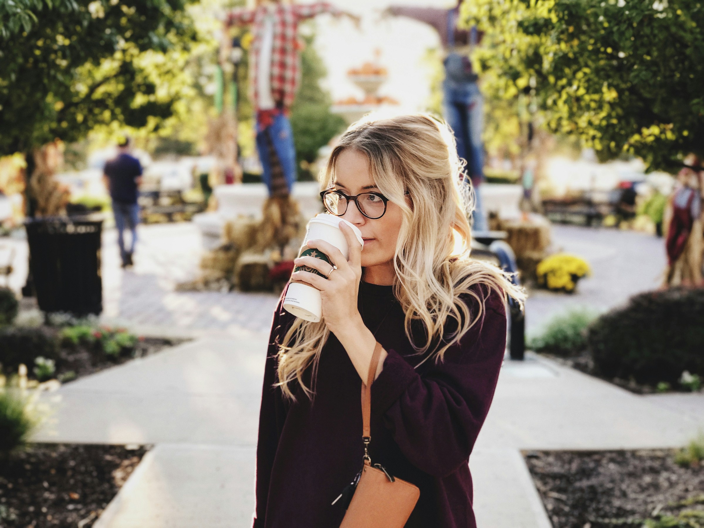 Une femme qui boit un café en marchant à l'extérieur | Source : Unsplash