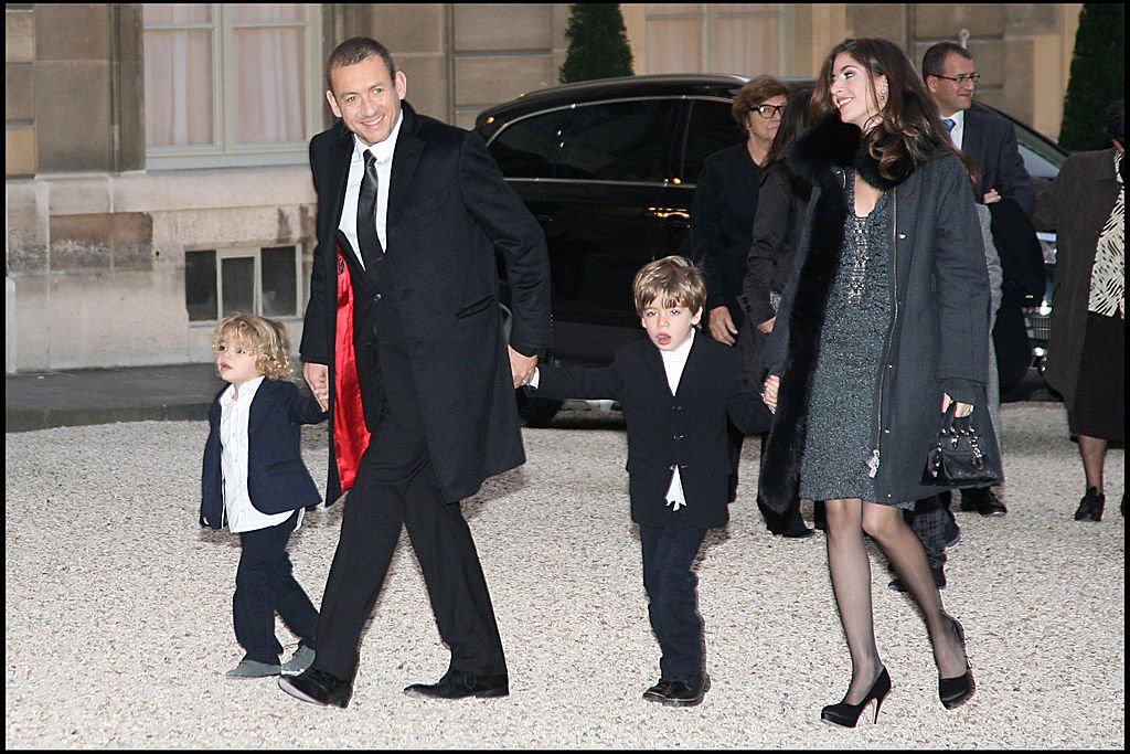 Dany Boon et sa femme Yael avec leurs enfants lors de la remise à Dany Boon du grade de Chevalier dans l'Ordre de la Légion au Palais de l'Élysée à Paris. | Photo : Getty Images