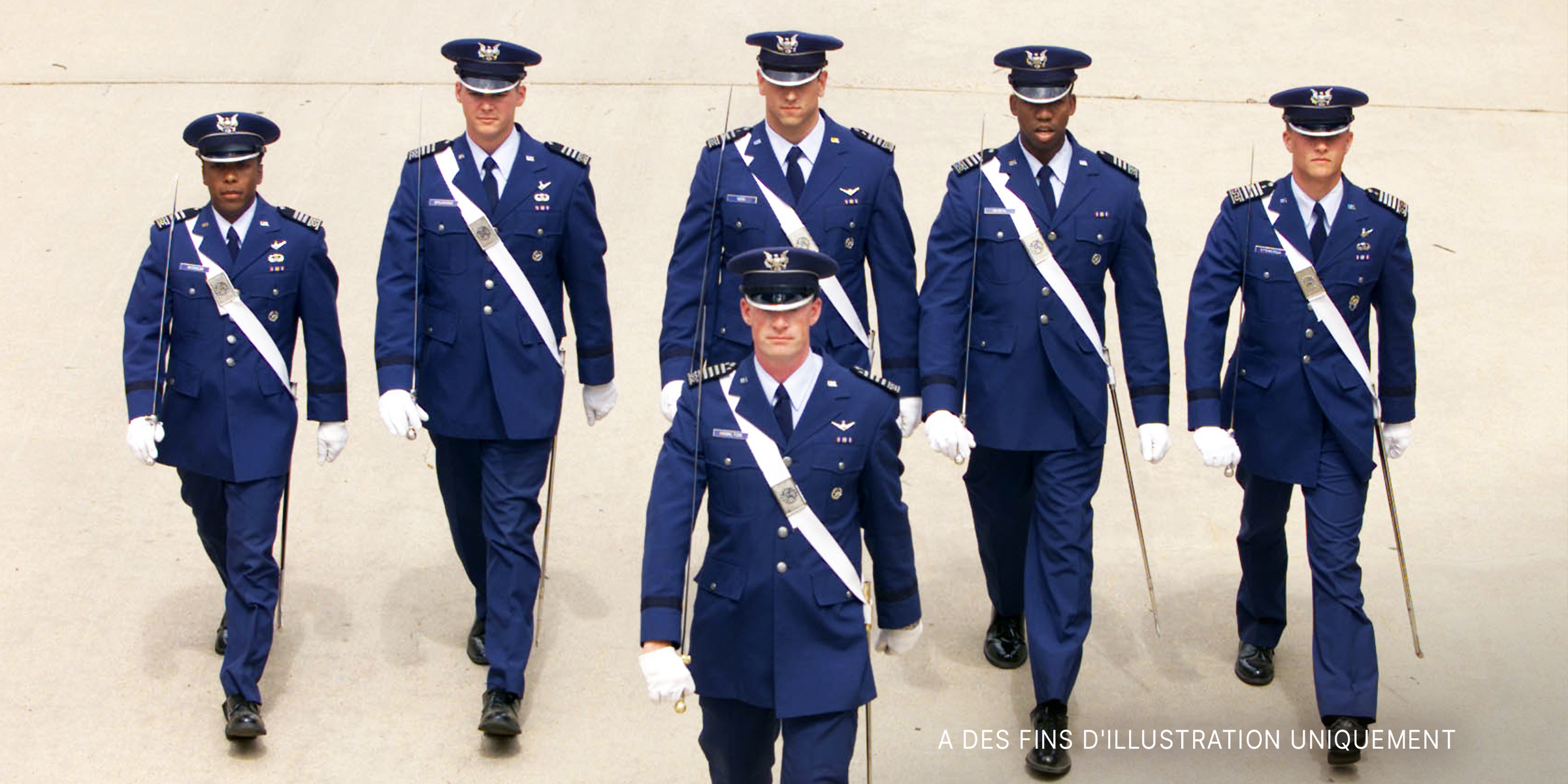 Un groupe de six cadets marchant ensemble | Source : Getty Images