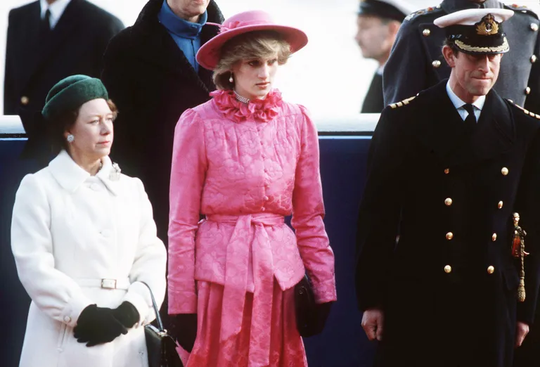 La princesse Diana, la princesse Margaret et le prince Charles attendent de rencontrer la reine Beatrix des Pays-Bas, en visite à Londres en novembre 1982 : Getty Images