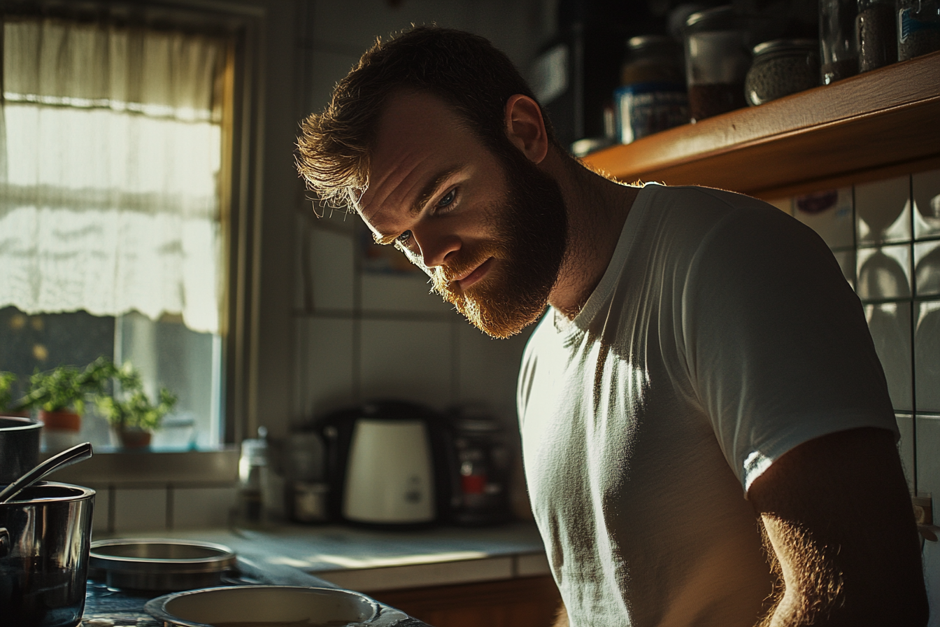 Un homme debout dans la cuisine | Source : Midjourney