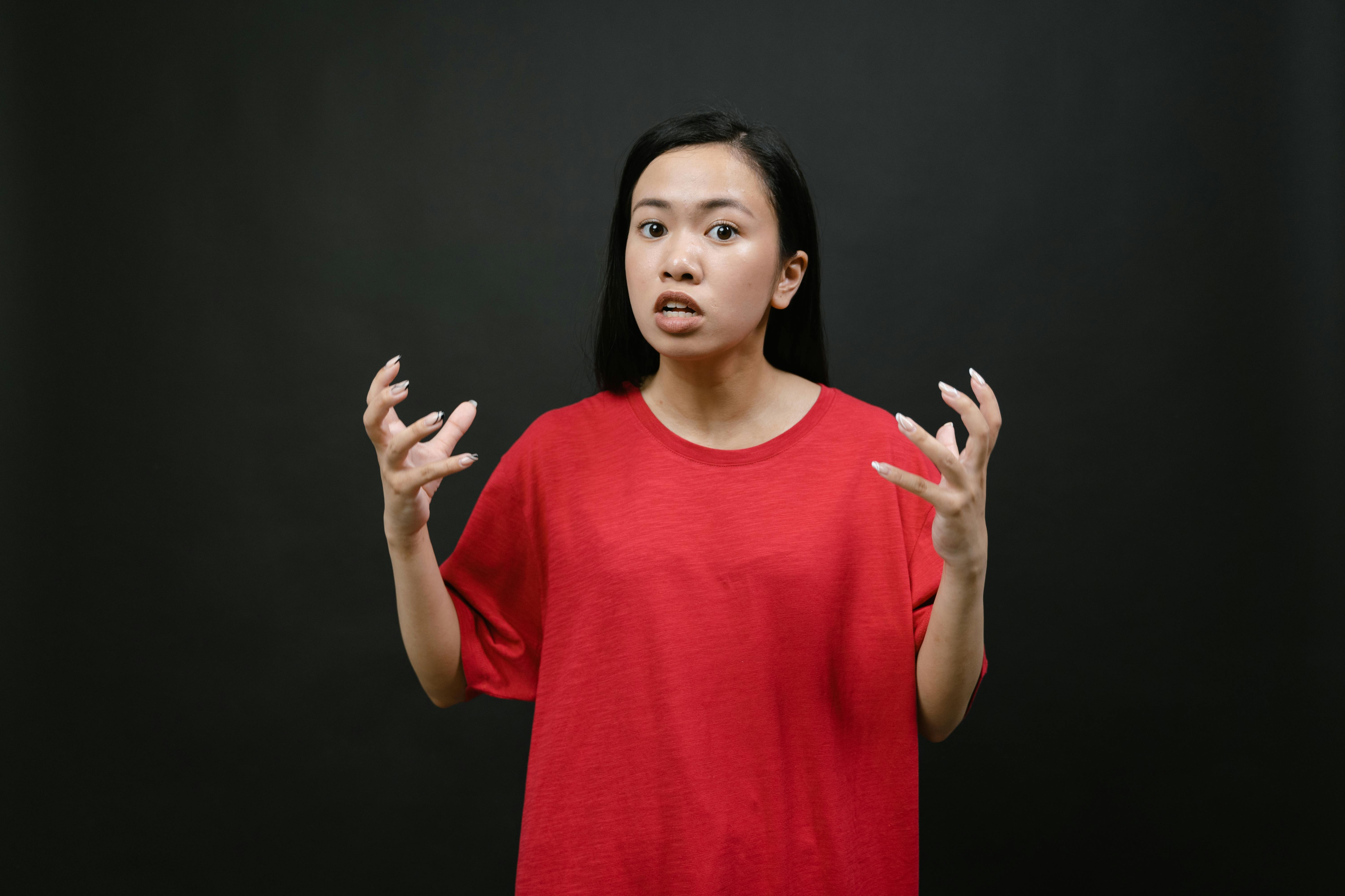 Une femme en colère avec un t-shirt rouge | Source : Pexels