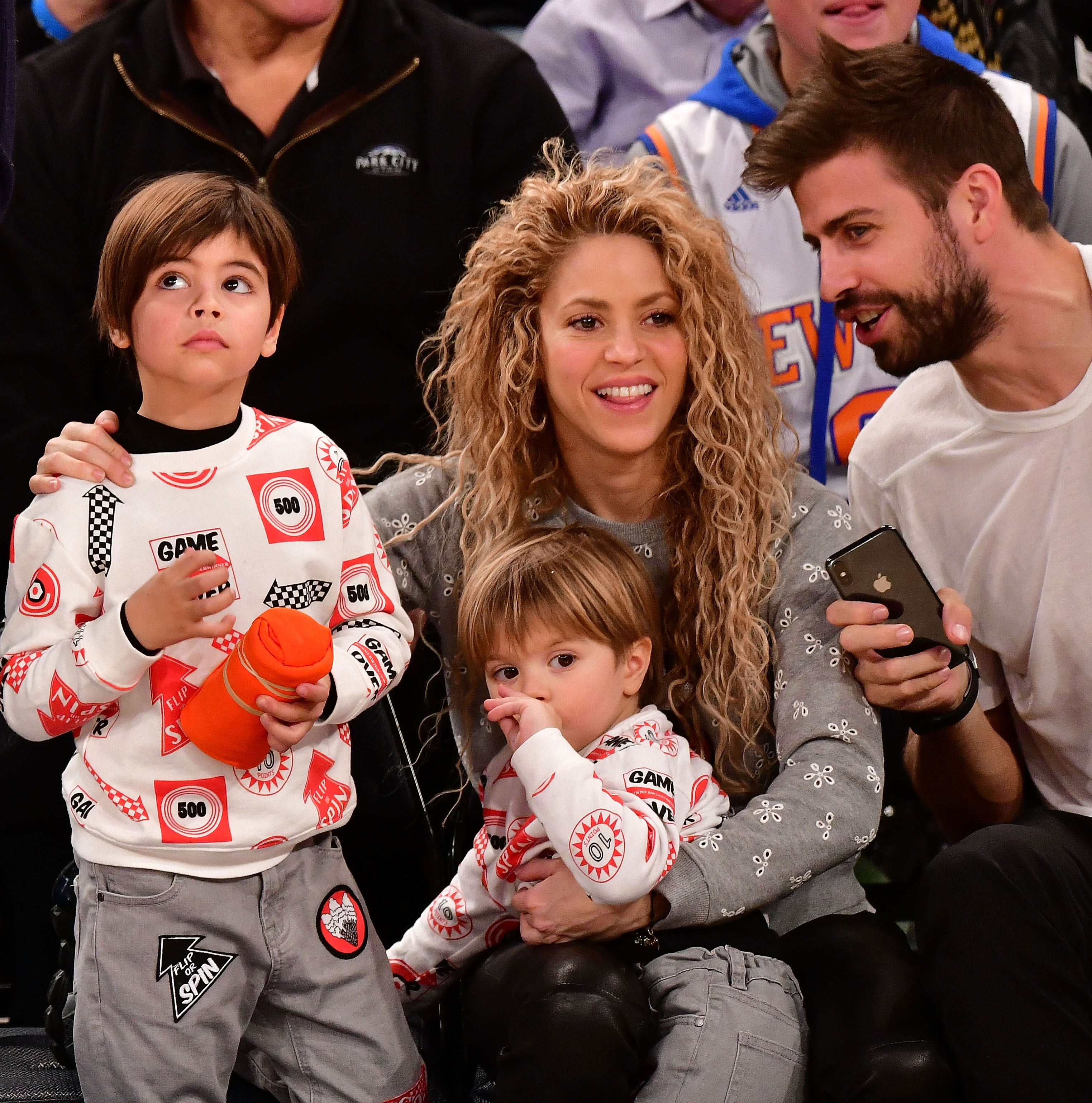 Milan, Shakira, Sasha et Gerard Pique assistent au match New York Knicks Vs Philadelphia 76ers au Madison Square Garden à New York, le 25 décembre 2017 | Source : Getty Images