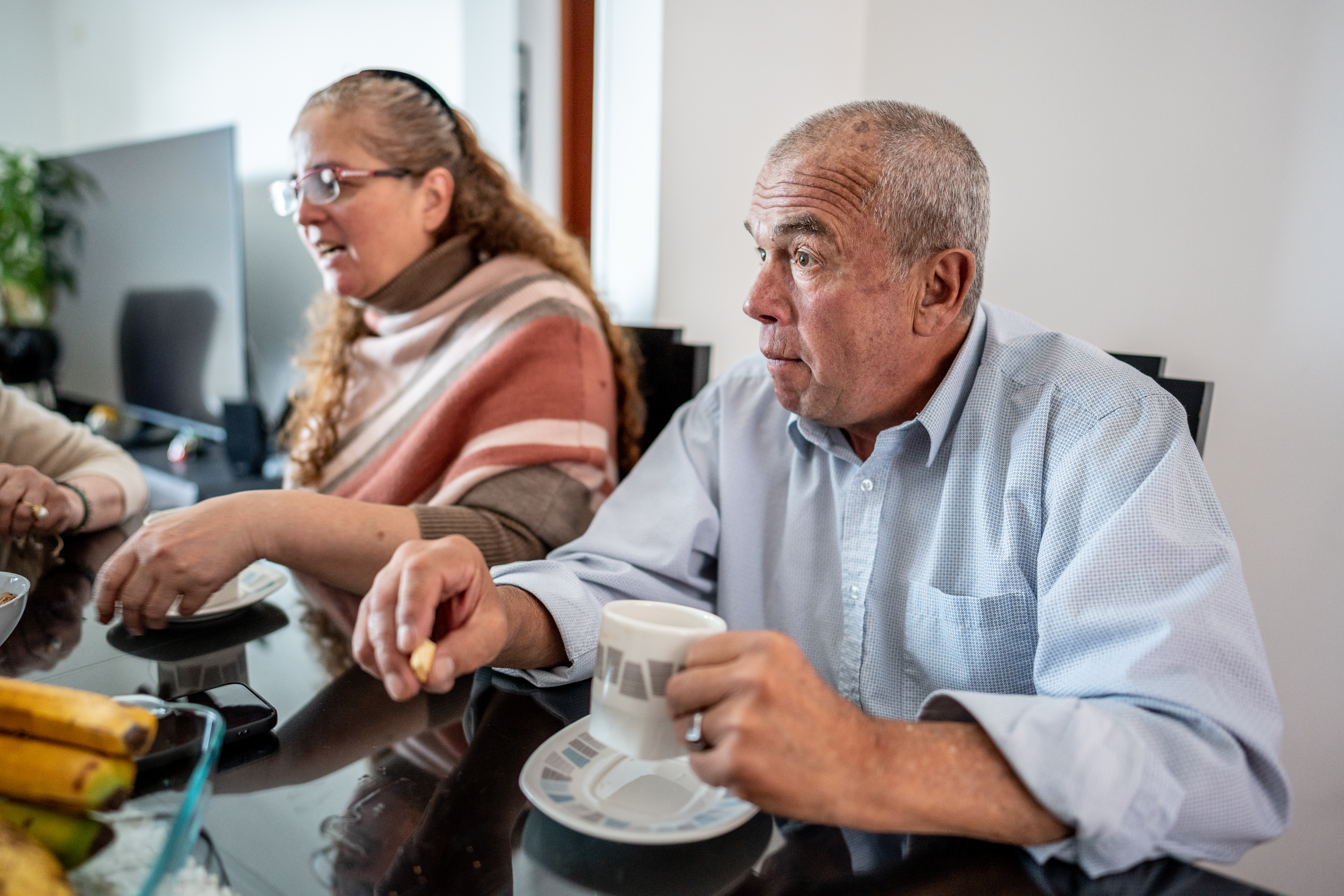 Des amis seniors discutent à l'heure du café à la maison | Source : Getty Images