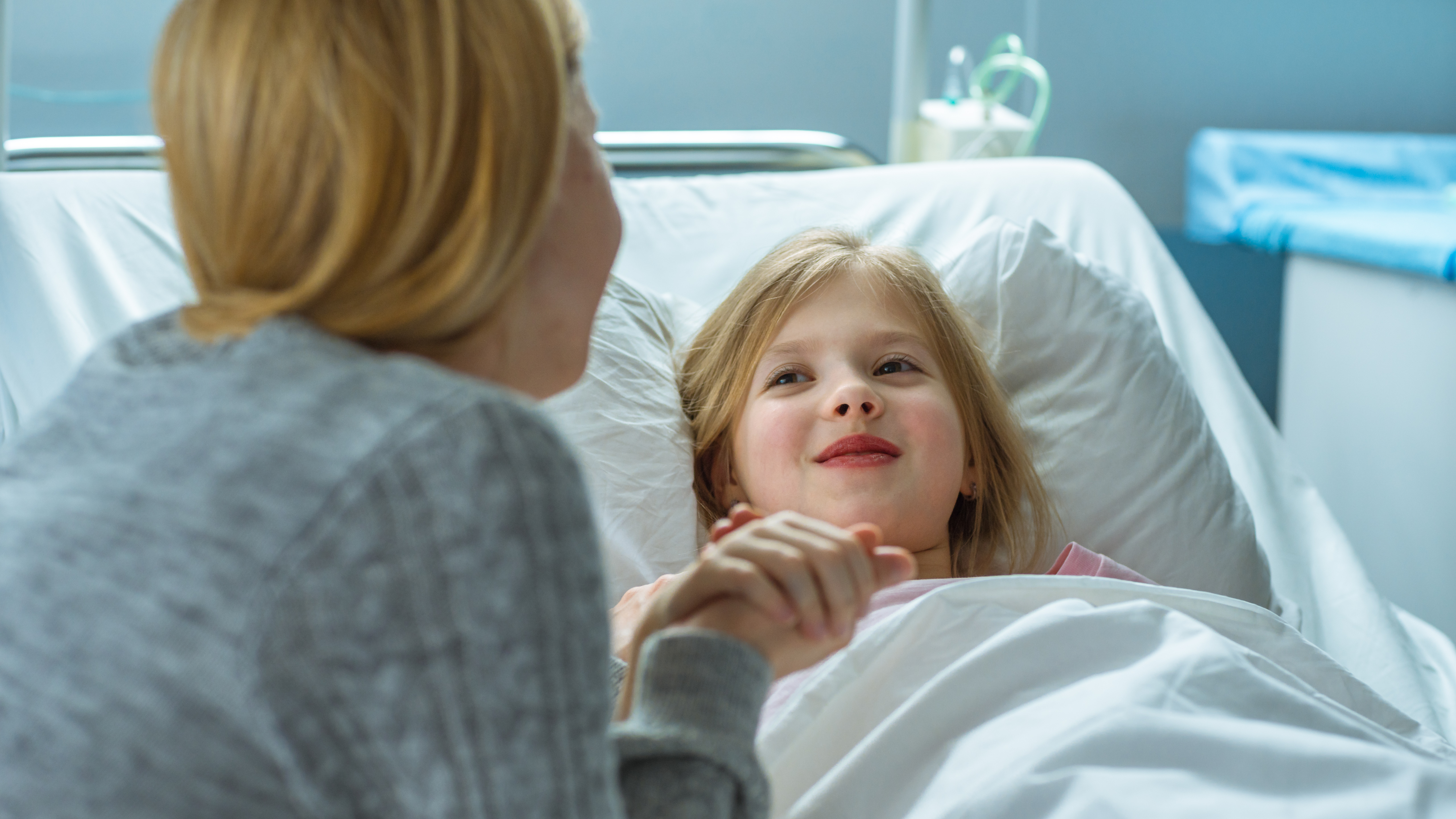 Mãe apoia a filha na enfermaria do hospital |  Fonte: Shutterstock.com