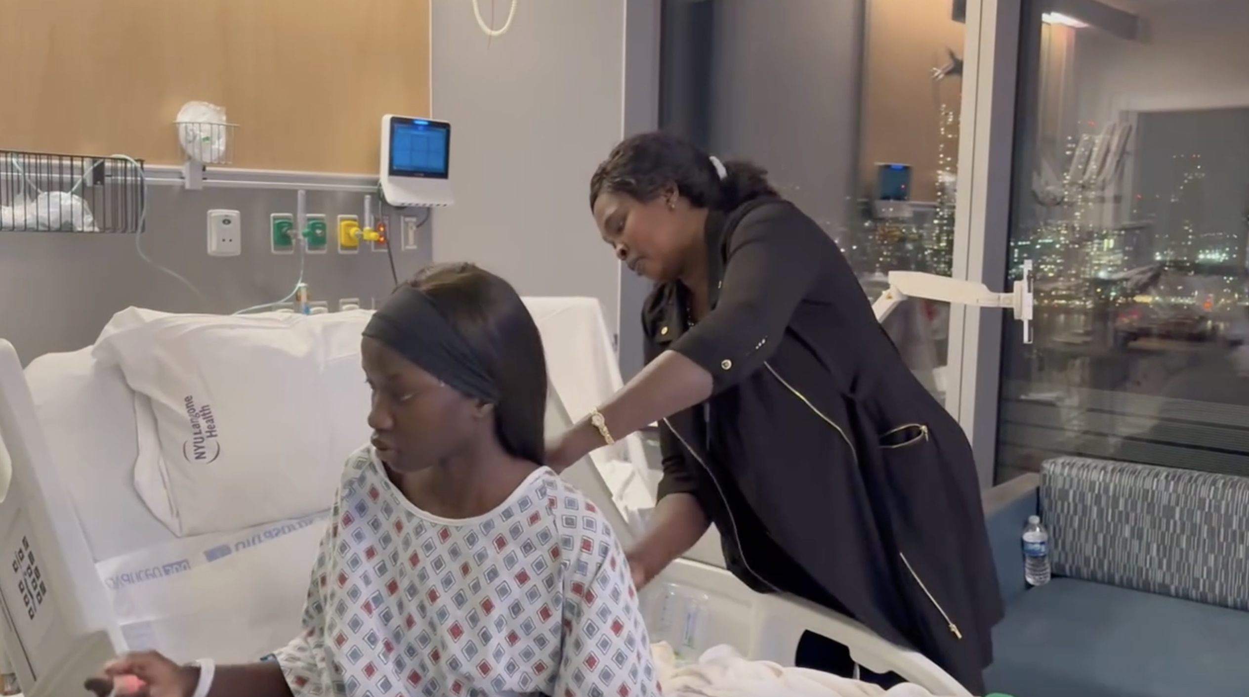 Anok Yai reçoit les soins d'un membre de sa famille après son opération des poumons | Source : Instagram/anokyai