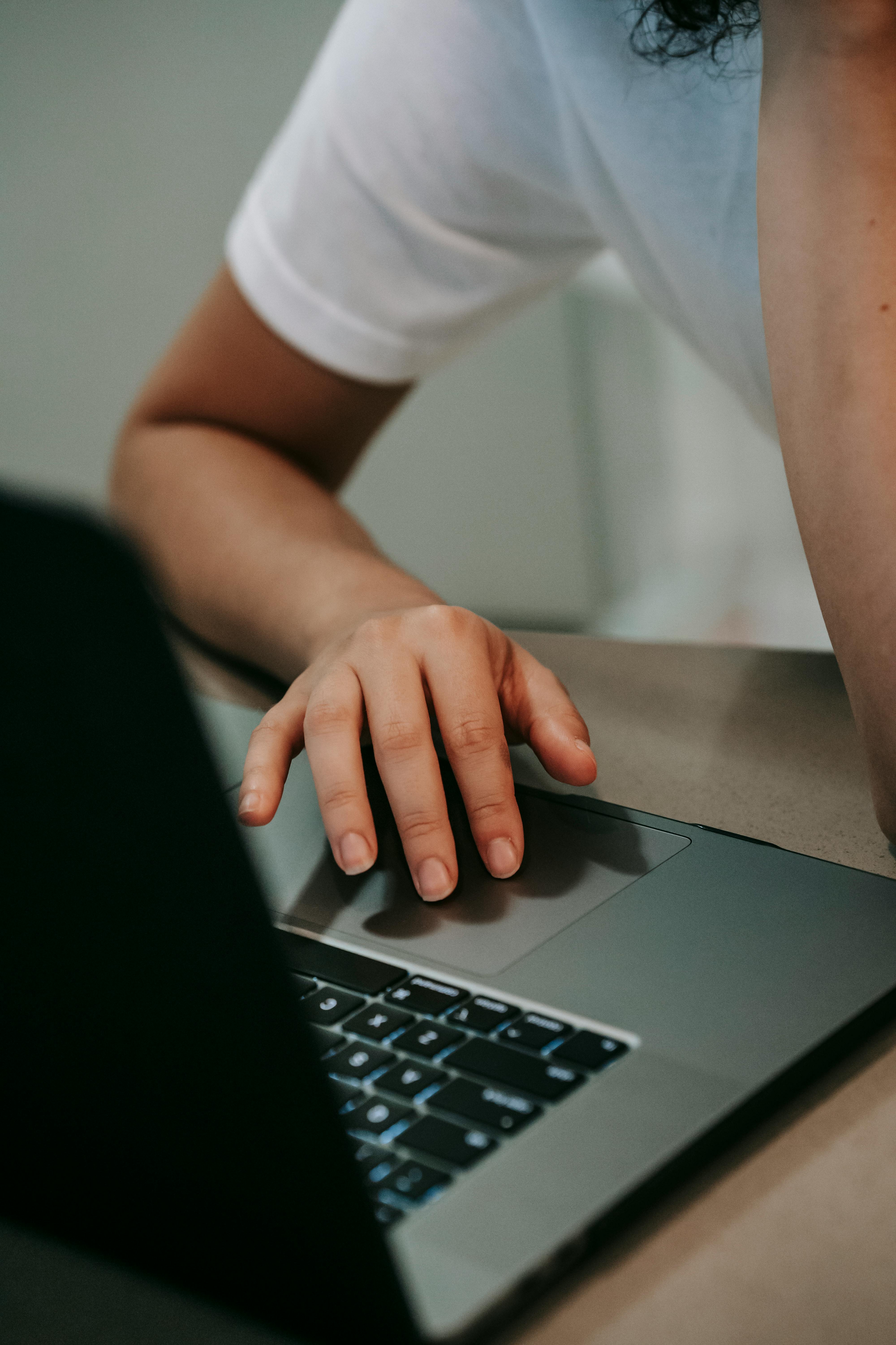 Une femme utilisant un ordinateur portable | Source : Pexels