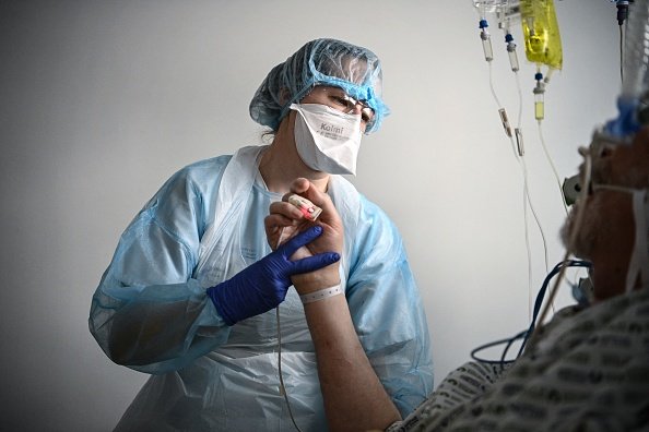Une photo prise le 6 avril 2021 montre une sonde de prise de pouls sur un patient infecté par le Covid-19.| Photo : Getty Images