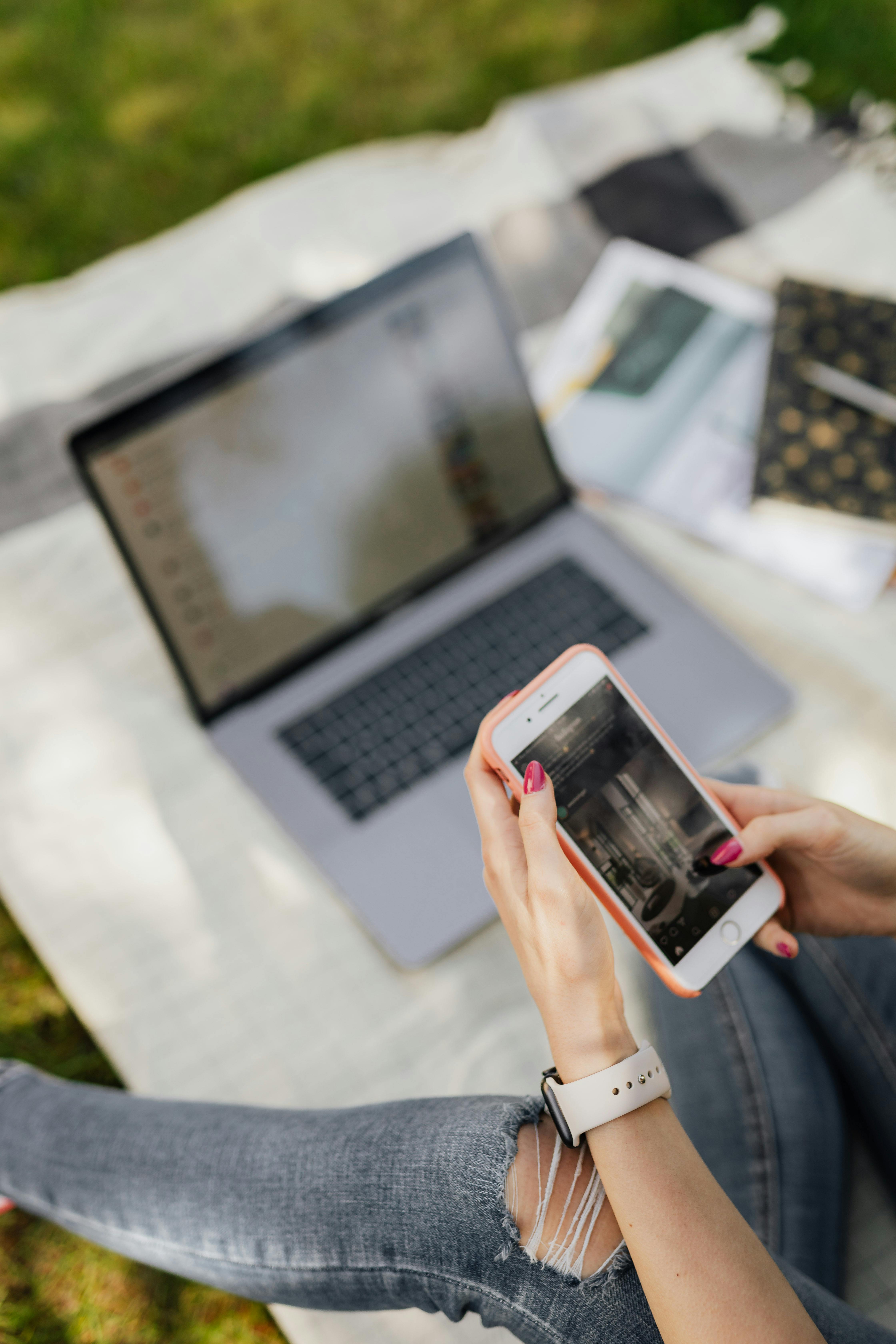 Une femme utilisant son téléphone de travail | Source : Pexels