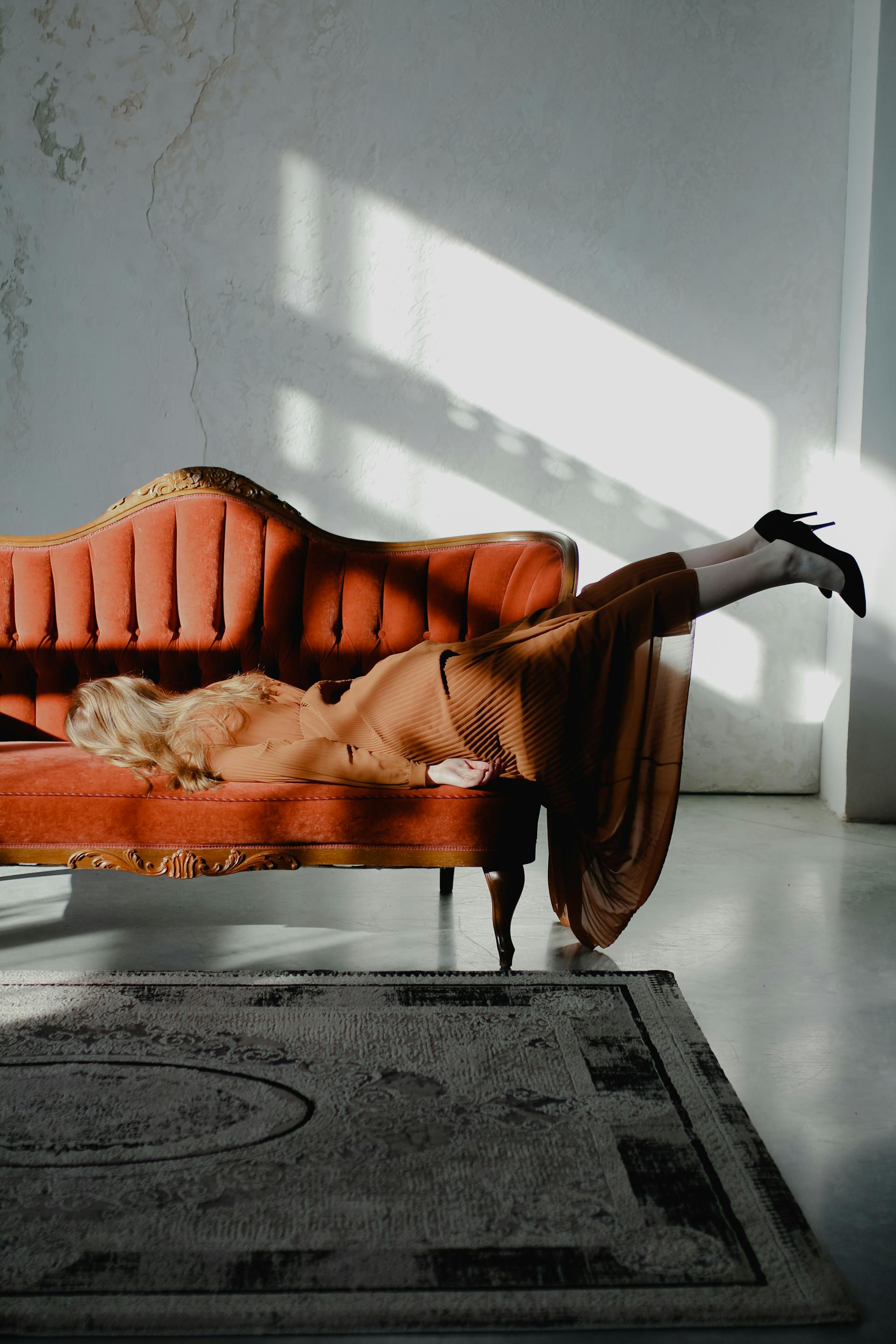 Une femme épuisée allongée sur un canapé | Source : Pexels