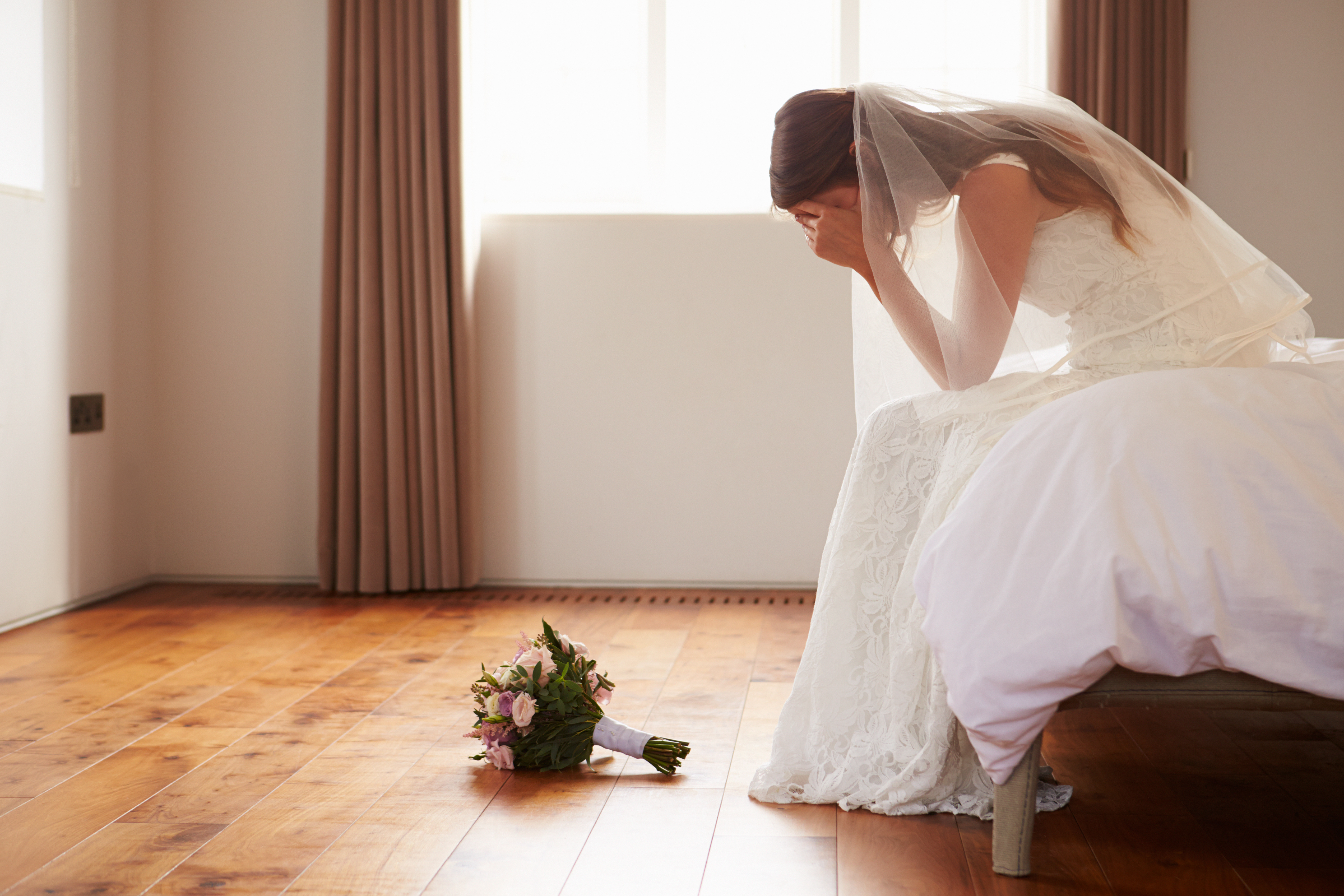 Uma noiva chorando em um quarto | Fonte: Shutterstock