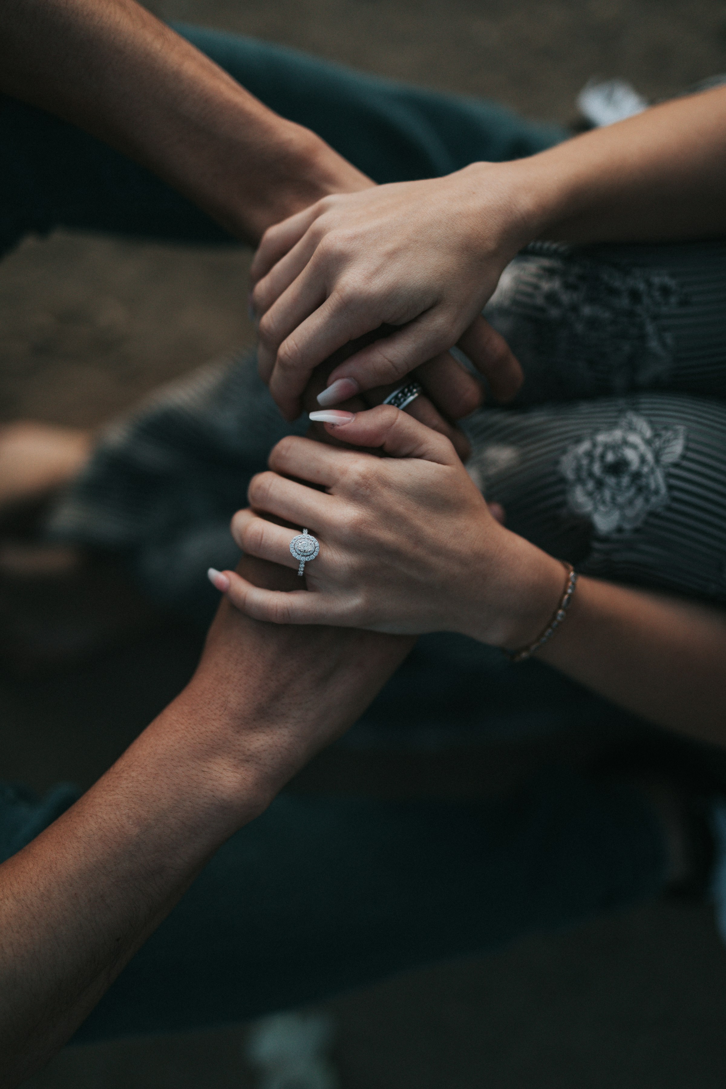 Une femme tenant les mains d'un homme | Source : Unsplash