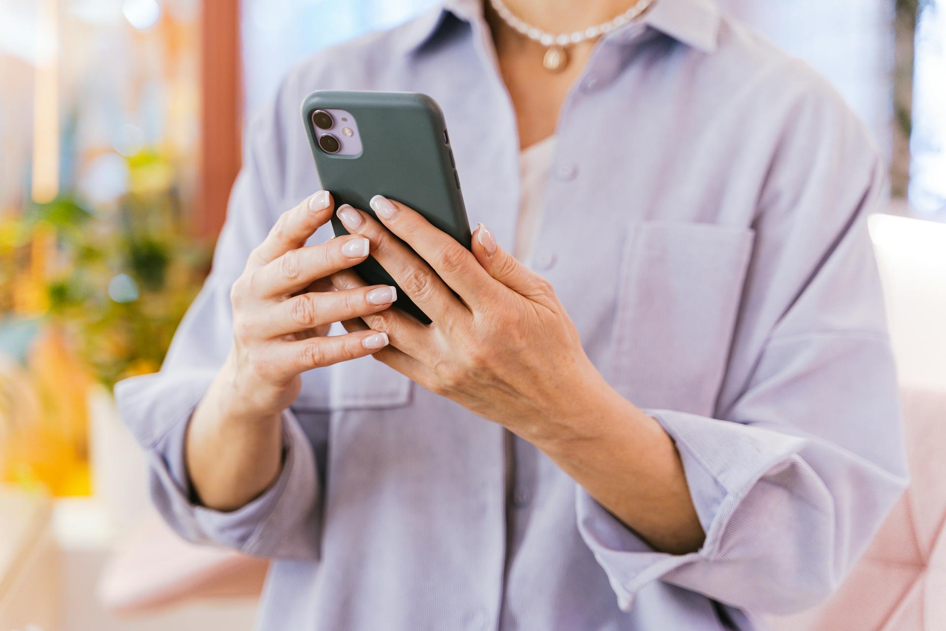 Une femme tenant son téléphone | Source : Pexels