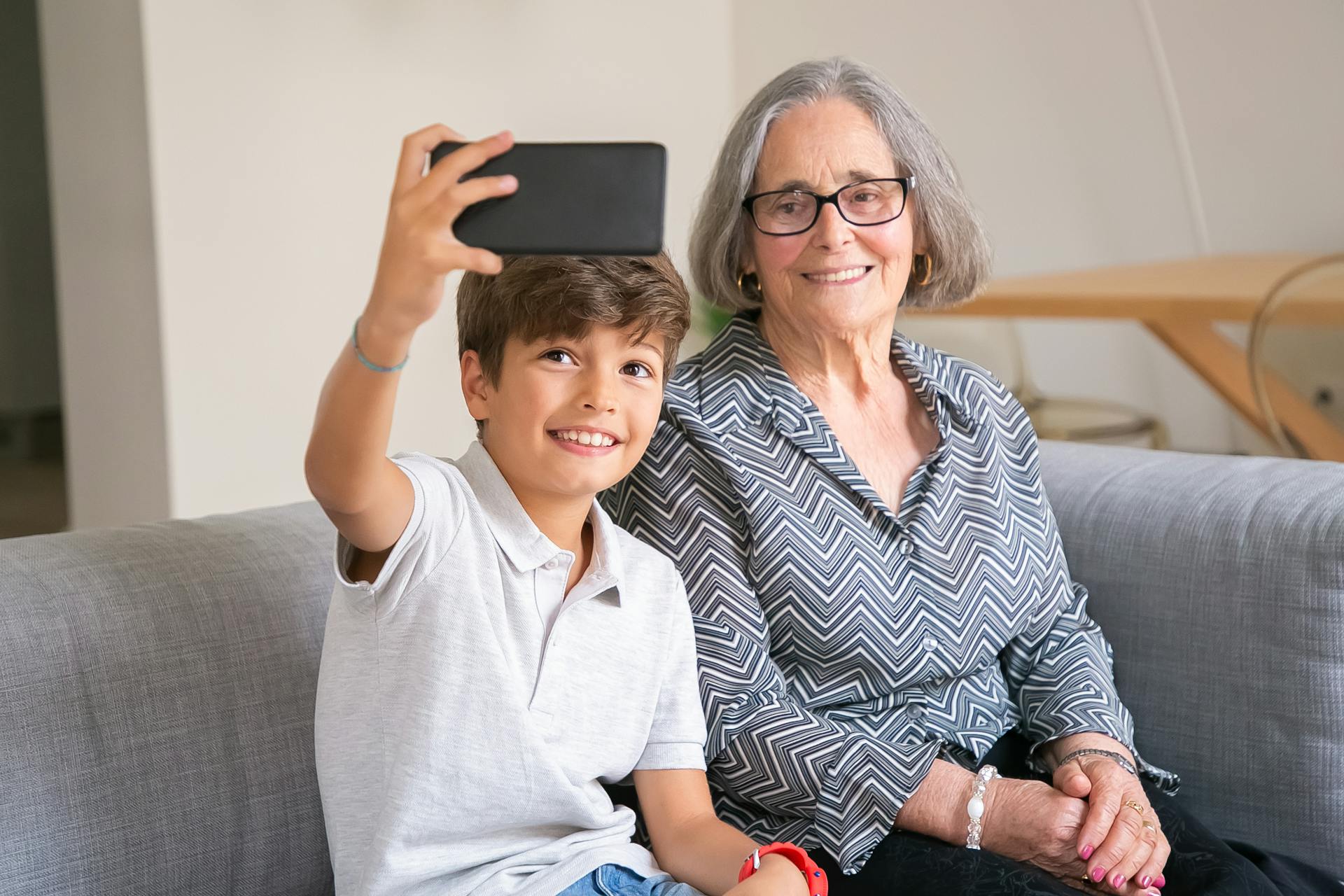 Une grand-mère avec son petit-fils | Source : Pexels