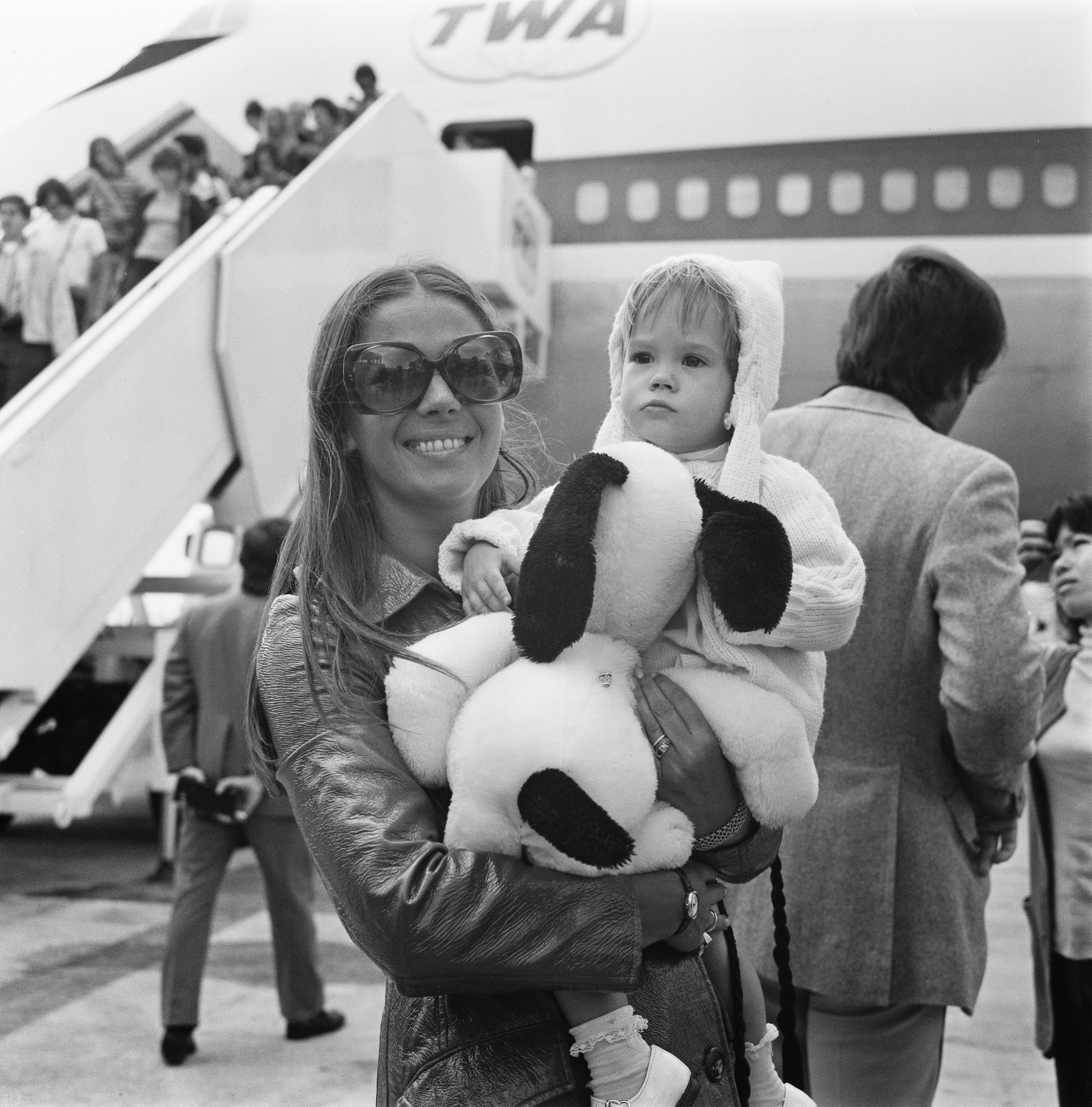 Natalie Wood et Natasha Gregson Wagner à Londres, Royaume-Uni, le 4 août 1972 | Source : Getty Images
